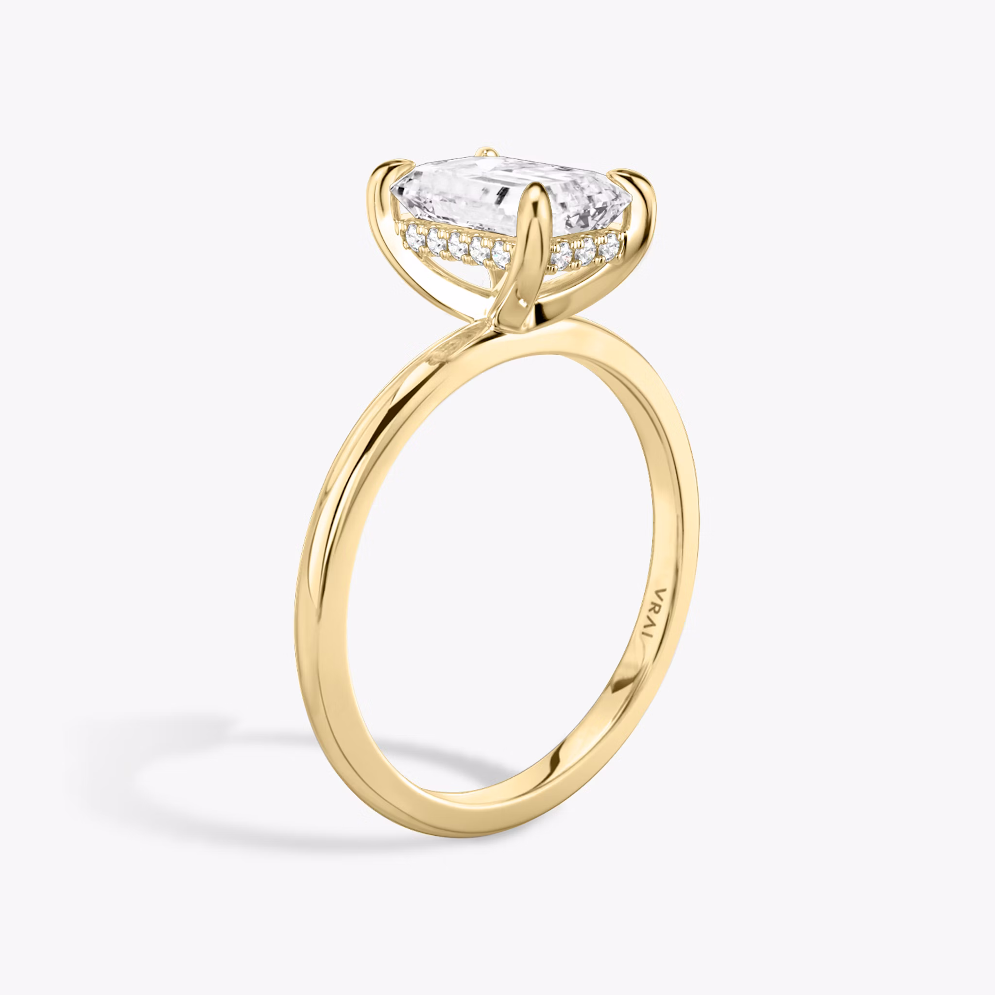 Anillo de compromiso Classic Hidden Halo | Esmeralda | 18k | Oro amarillo | bandAccent: Simple | bandWidth: standard | prongStyle: Simple | diamondOrientation: vertical | caratWeight: other