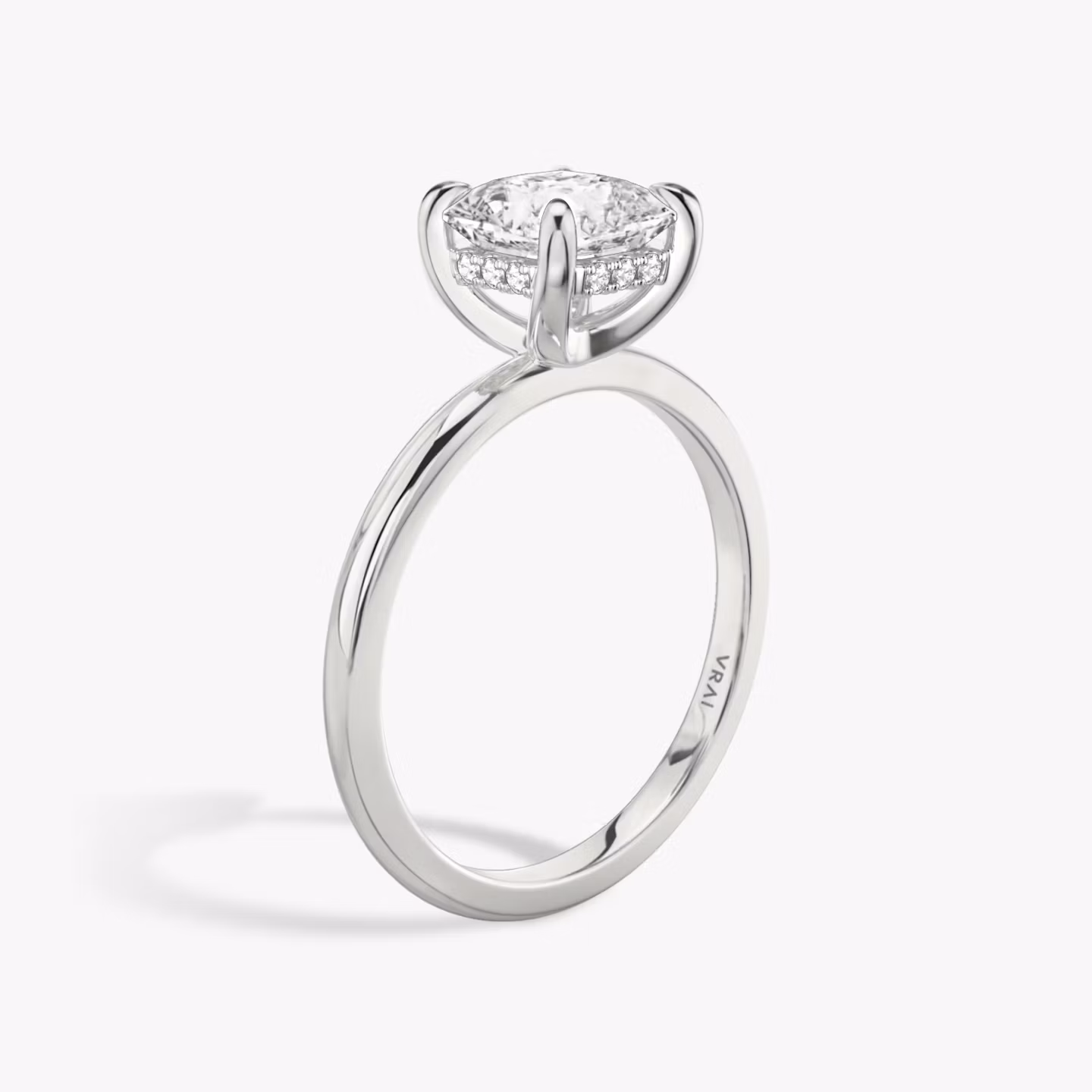 Classic Hidden Halo | Asscher | Platin | bandAccent: Ohne Pavé-Besatz | bandWidth: standard | prongStyle: Ohne Pavé-Besatz | diamondOrientation: vertical | caratWeight: other