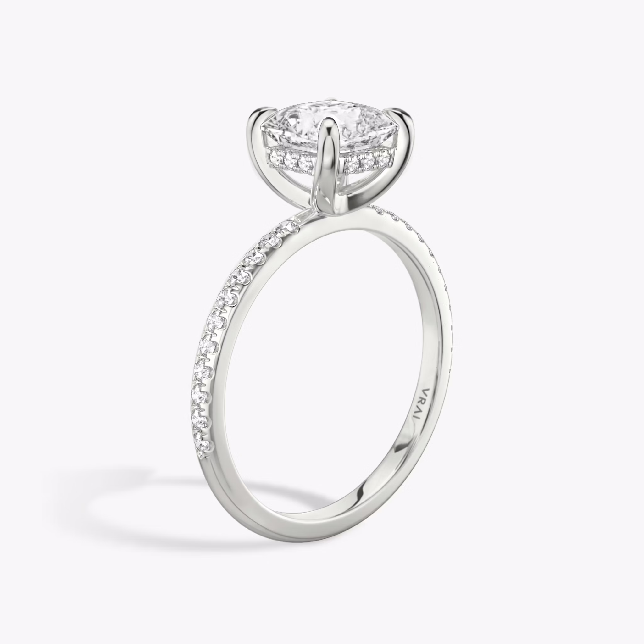 Classic Hidden Halo | Asscher | 18k | Weißgold | bandAccent: Mit Pavé-Besatz | bandWidth: standard | prongStyle: Ohne Pavé-Besatz | diamondOrientation: vertical | caratWeight: other