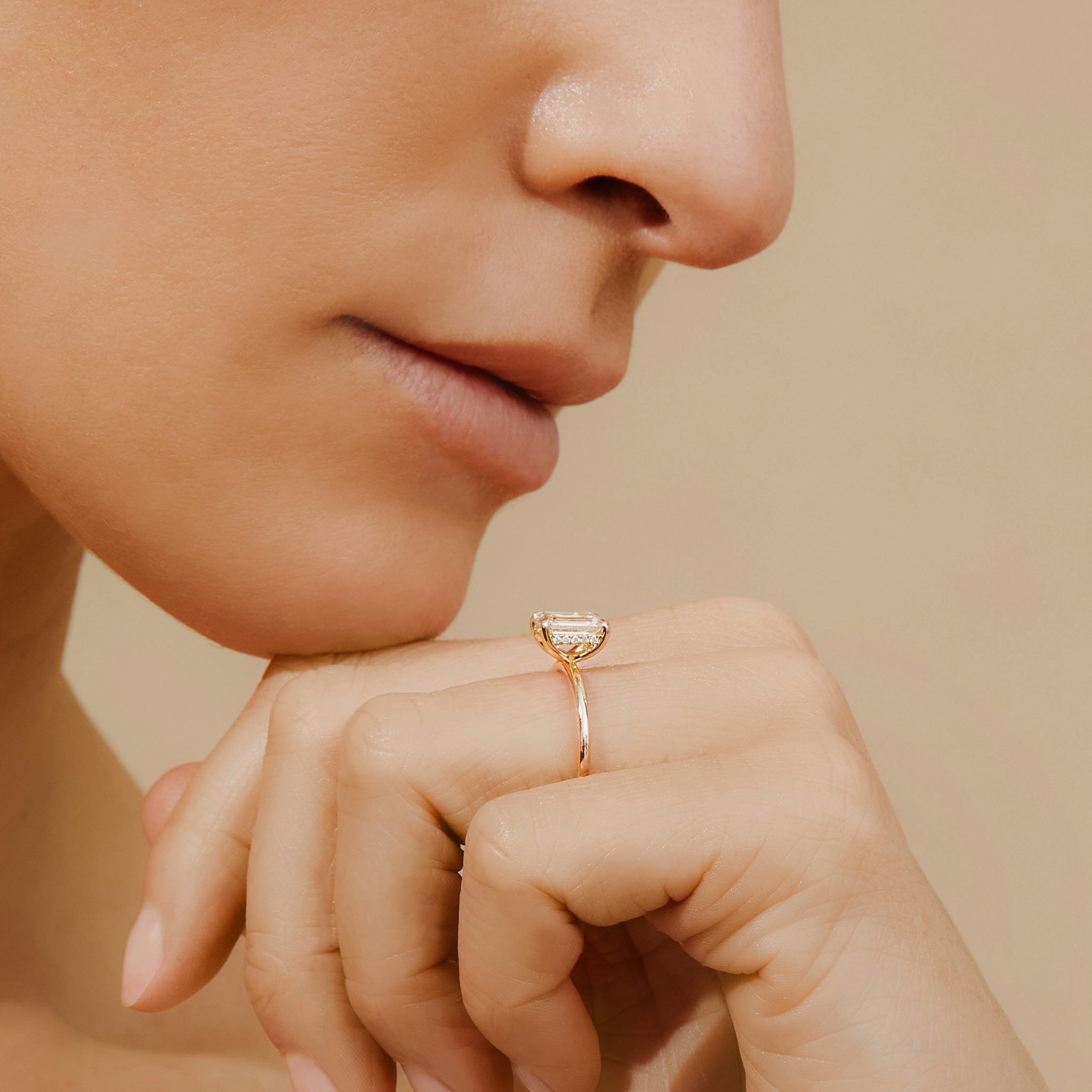 Anillo de compromiso Classic Hidden Halo | Esmeralda | 18k | Oro amarillo | bandAccent: Simple | bandWidth: standard | prongStyle: Simple | diamondOrientation: vertical | caratWeight: other