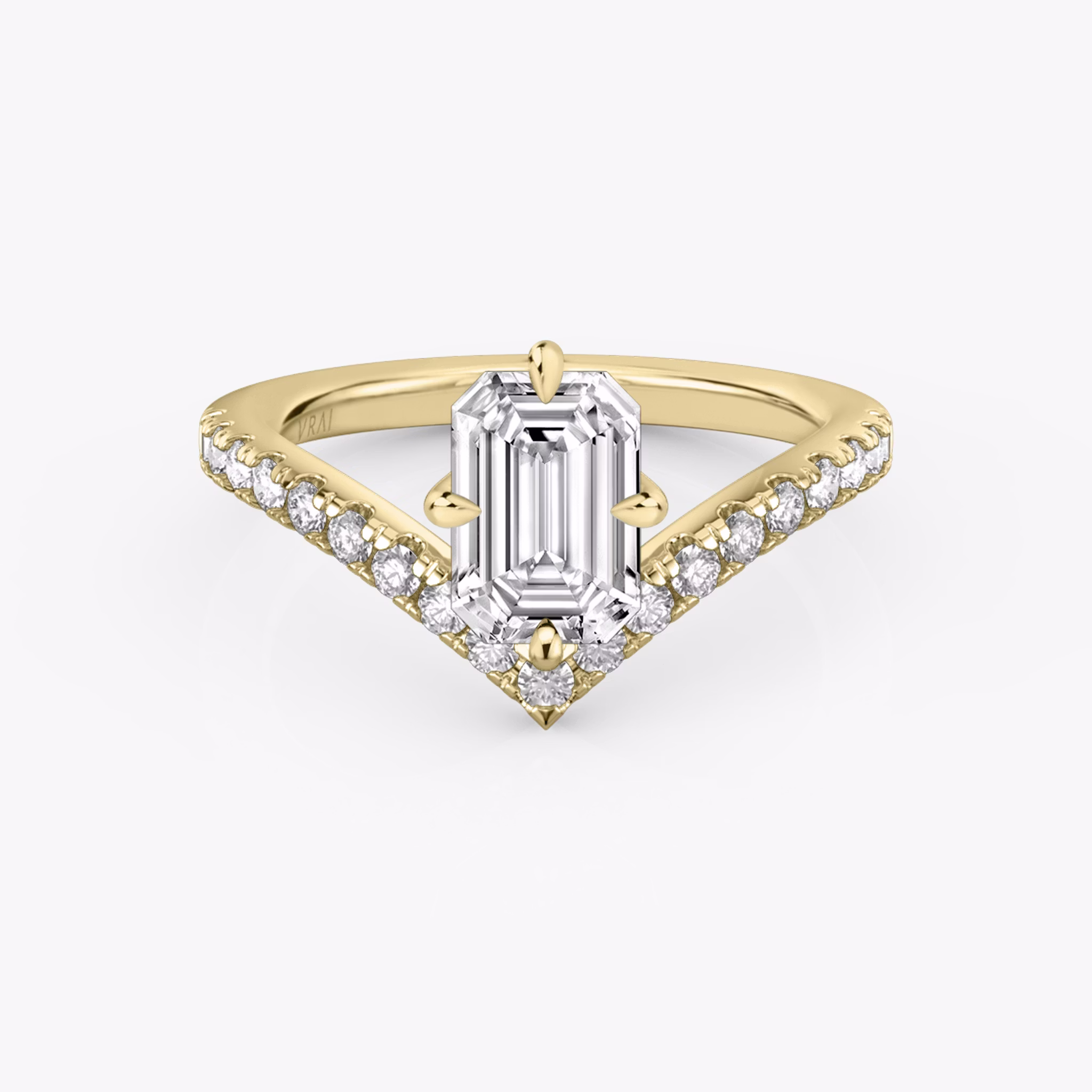 The Signature V | Emerald | 18k | Yellow Gold | bandAccent: Pavé | diamondOrientation: vertical | caratWeight: other