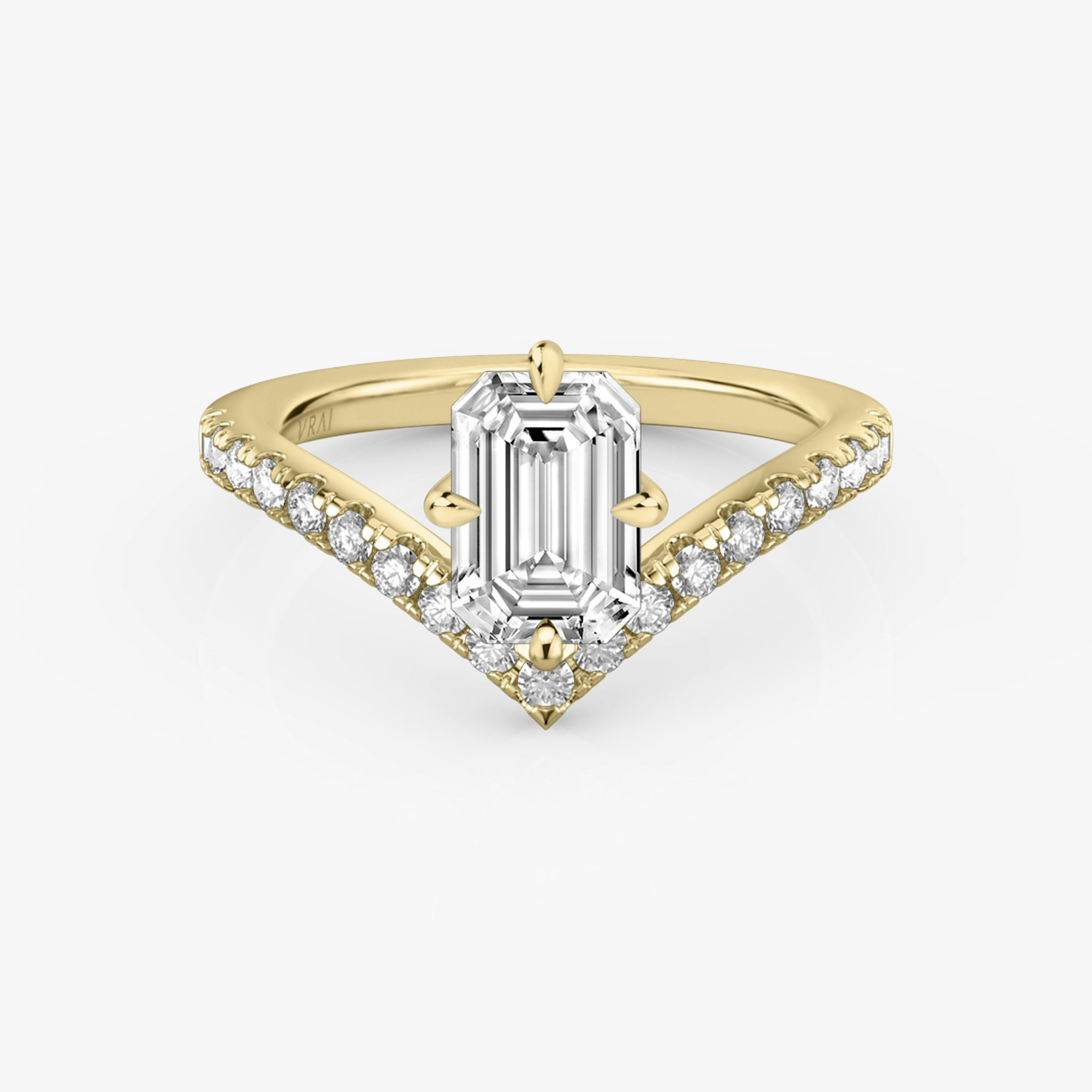 The Signature V | Emerald | 18k | Yellow Gold | bandAccent: Pavé | diamondOrientation: vertical | caratWeight: other
