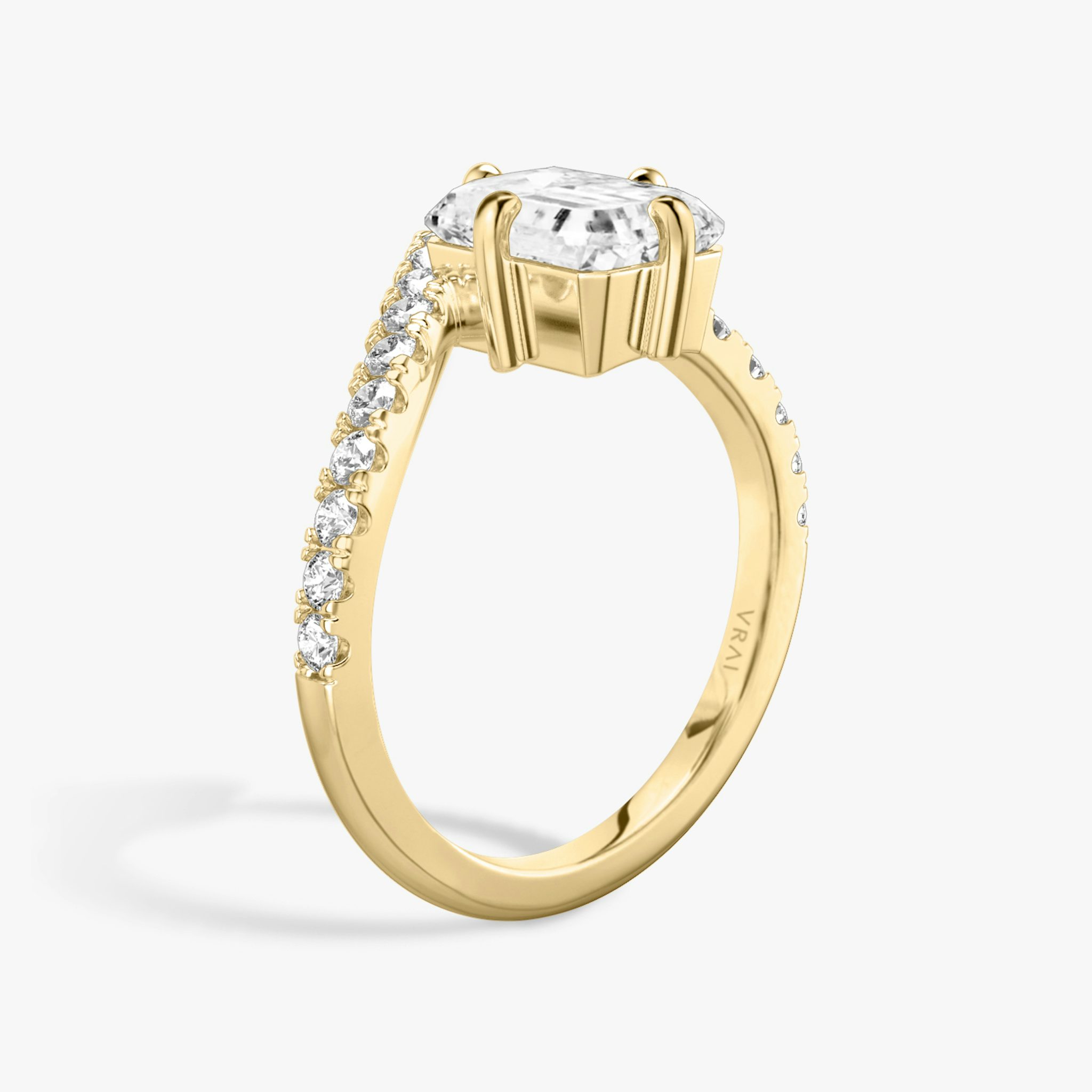 The Signature V | Emerald | 18k | Yellow Gold | bandAccent: Pavé | diamondOrientation: vertical | caratWeight: other