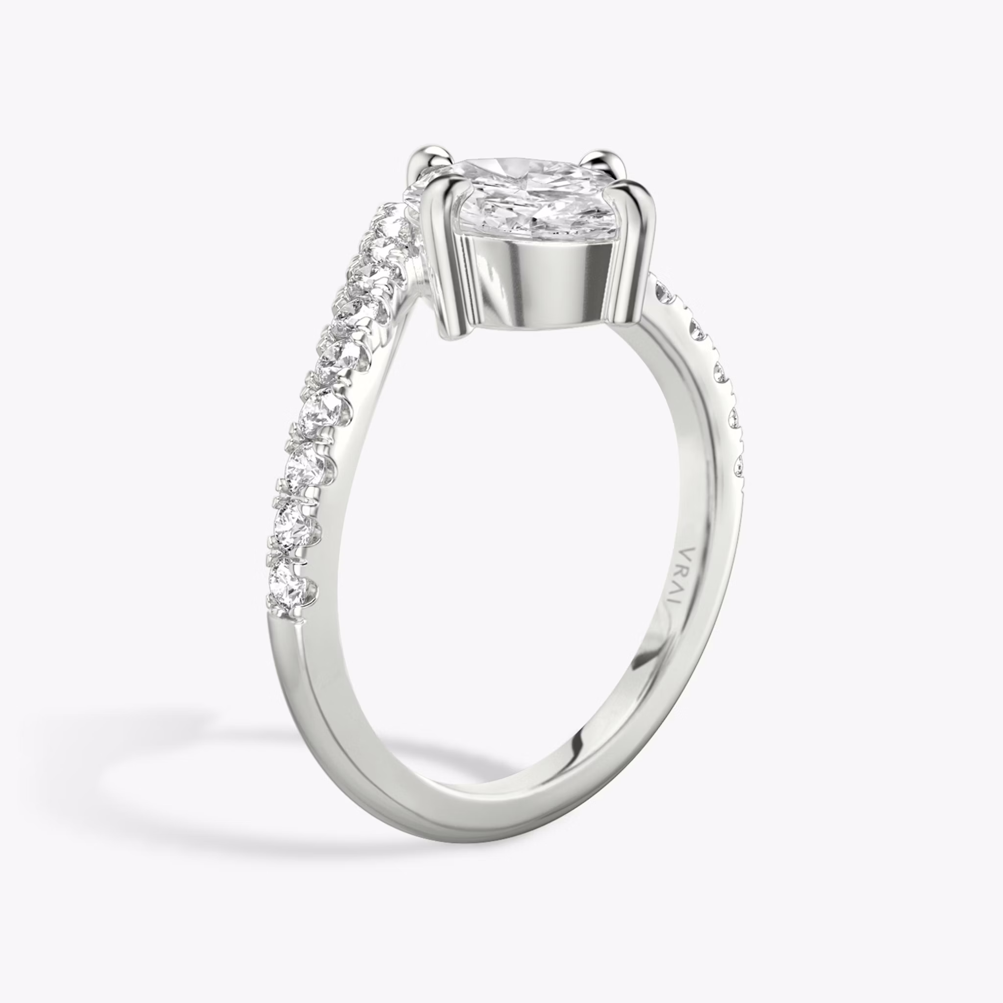 Anillo de compromiso Signature V | Oval | 18k | Oro blanco | bandAccent: Pavé | diamondOrientation: vertical | caratWeight: other