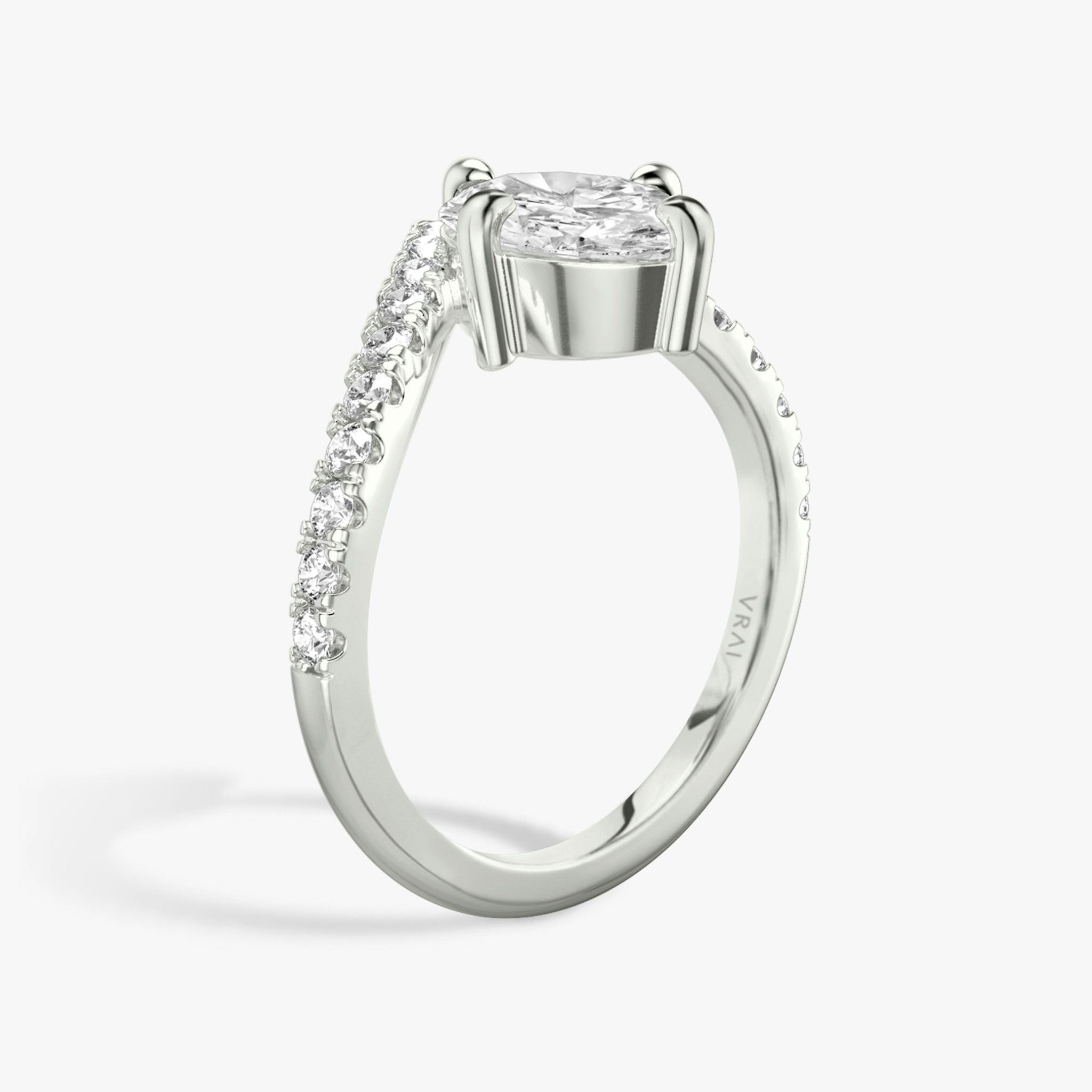 Anillo de compromiso Signature V | Oval | 18k | Oro blanco | bandAccent: Pavé | diamondOrientation: vertical | caratWeight: other