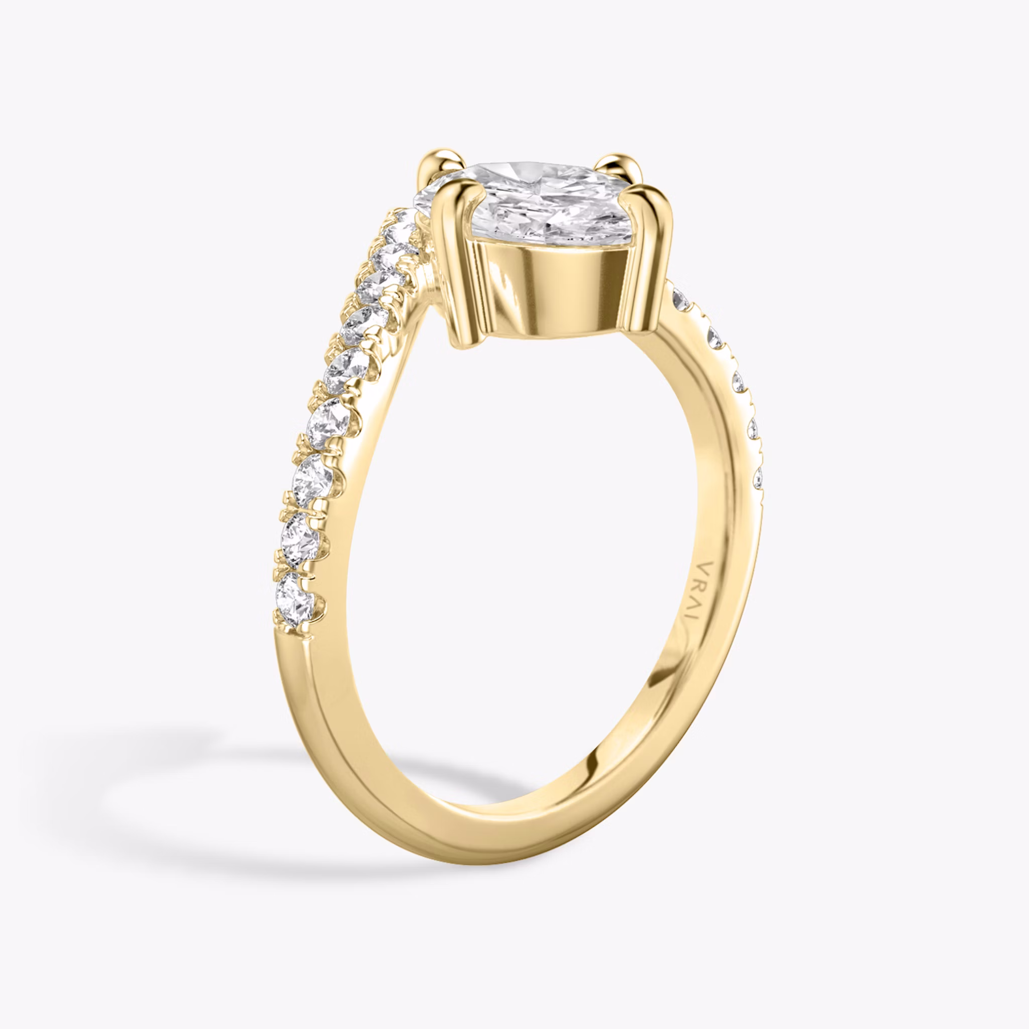 The Signature V | Oval | 18k | Yellow Gold | bandAccent: Pavé | diamondOrientation: vertical | caratWeight: other