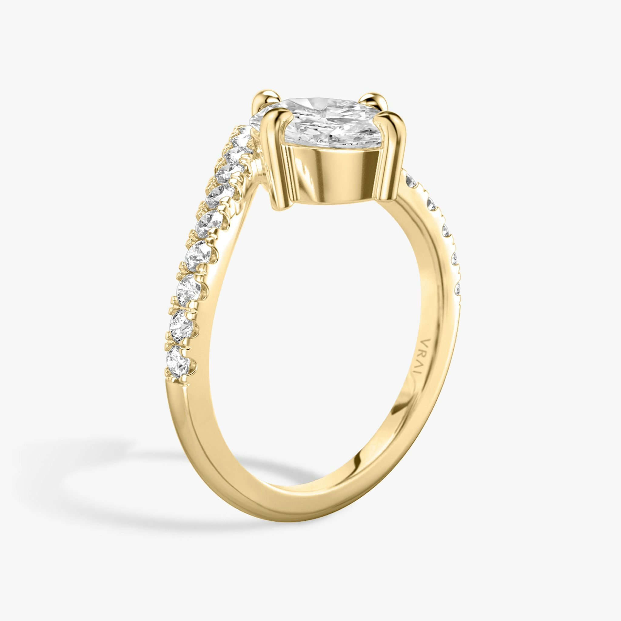 The Signature V | Oval | 18k | Yellow Gold | bandAccent: Pavé | diamondOrientation: vertical | caratWeight: other