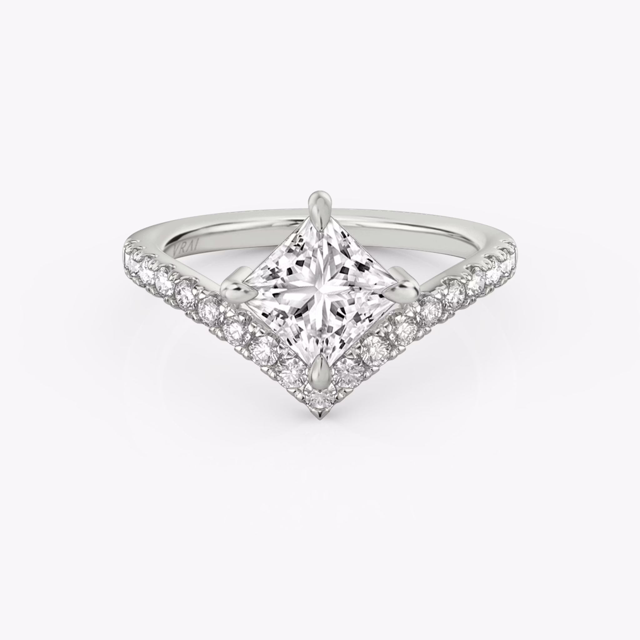 Anillo de compromiso Signature V | Princesa | Platino | bandAccent: Pavé | diamondOrientation: vertical | caratWeight: other