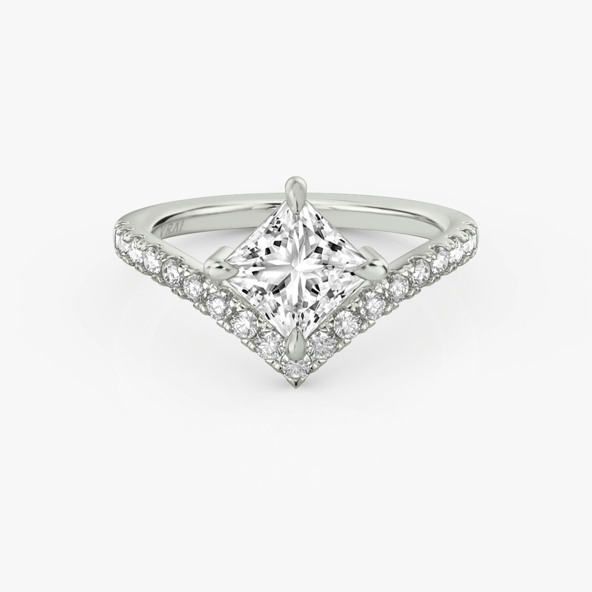Anillo de compromiso Signature V | Princesa | Platino | bandAccent: Pavé | diamondOrientation: vertical | caratWeight: other