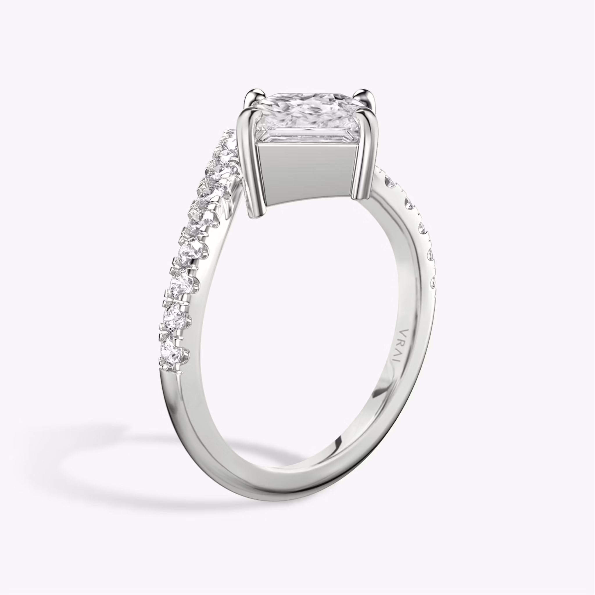 Anillo de compromiso Signature V | Princesa | Platino | bandAccent: Pavé | diamondOrientation: vertical | caratWeight: other