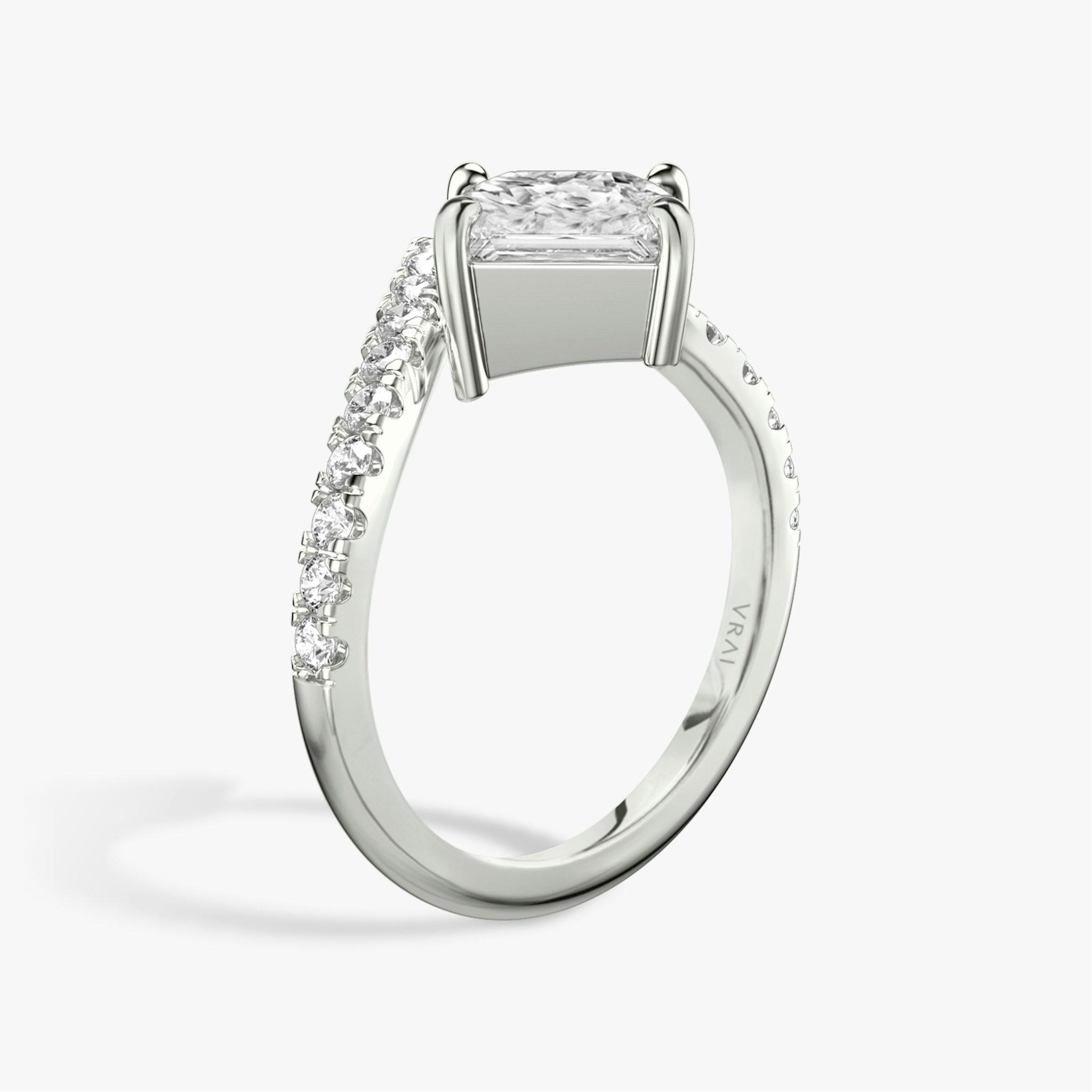 Anillo de compromiso Signature V | Princesa | Platino | bandAccent: Pavé | diamondOrientation: vertical | caratWeight: other