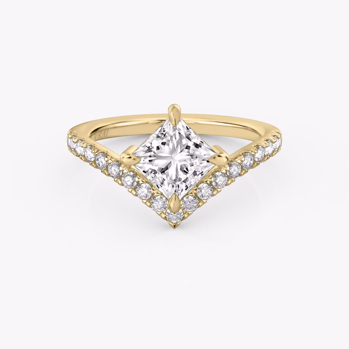 Anillo de compromiso Signature V | Princesa | 18k | Oro amarillo | bandAccent: Pavé | diamondOrientation: vertical | caratWeight: other