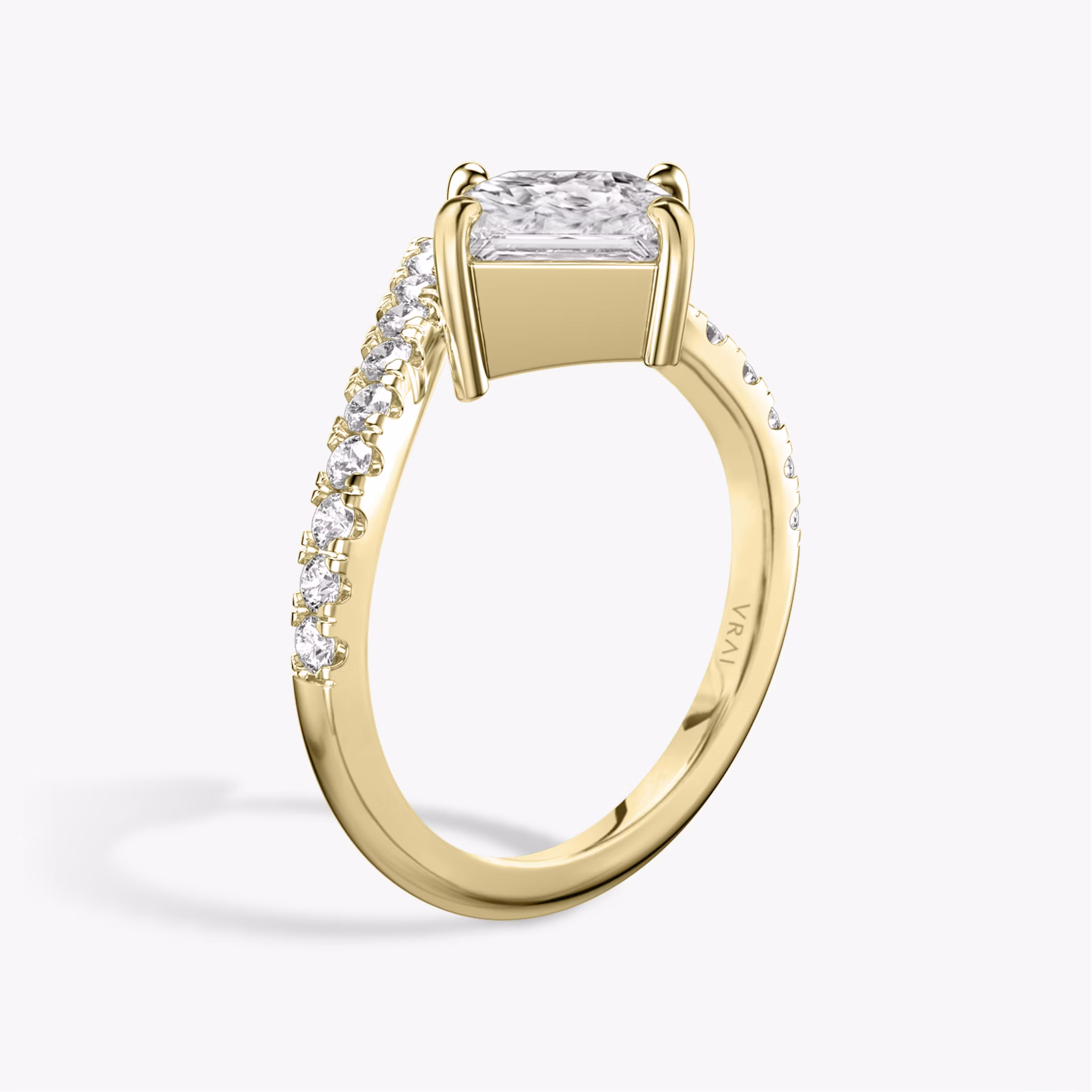 The Signature V | Princess | 18k | Yellow Gold | bandAccent: Pavé | diamondOrientation: vertical | caratWeight: other