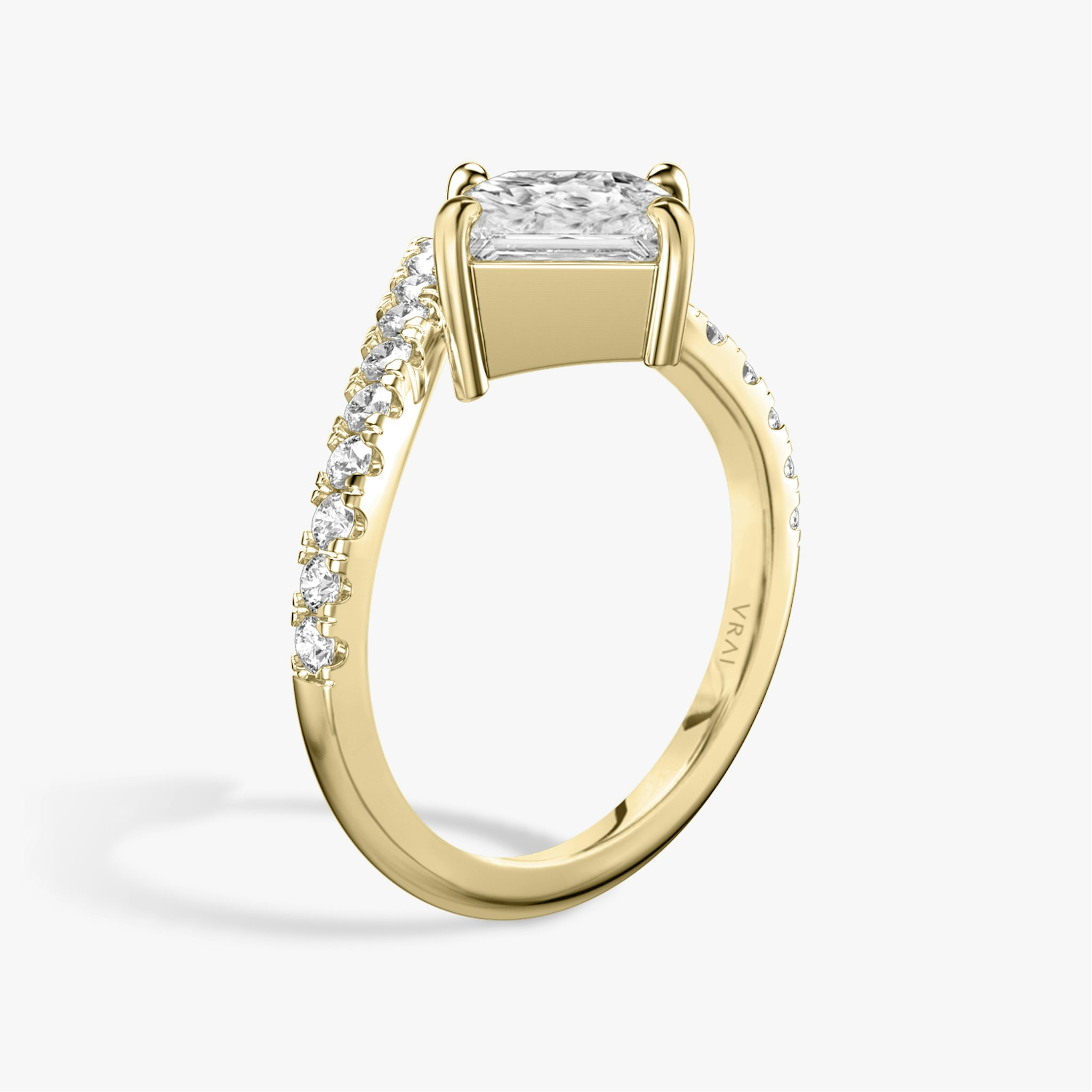 The Signature V | Princess | 18k | Yellow Gold | bandAccent: Pavé | diamondOrientation: vertical | caratWeight: other