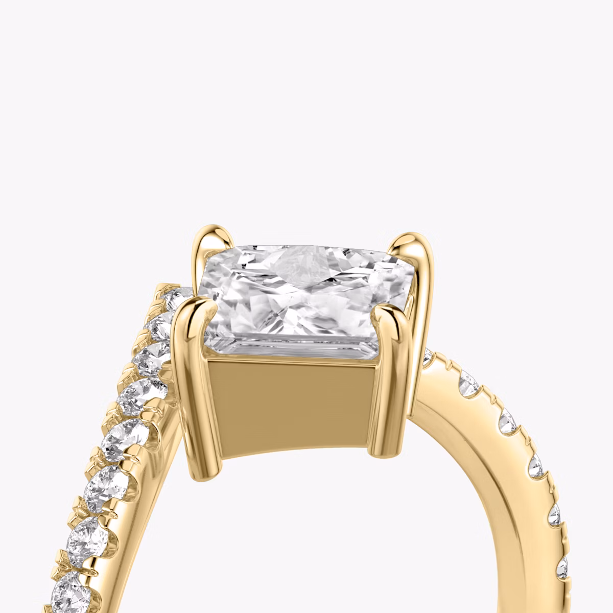 Anillo de compromiso Signature V | Princesa | 18k | Oro amarillo | bandAccent: Pavé | diamondOrientation: vertical | caratWeight: other