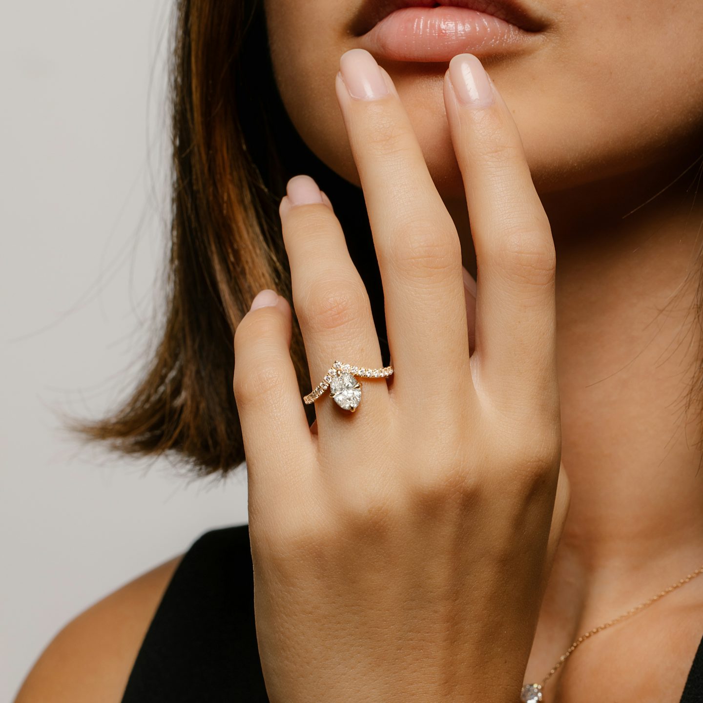 The Signature V | Oval | 14k | Rose Gold | bandAccent: Pavé | diamondOrientation: vertical | caratWeight: other