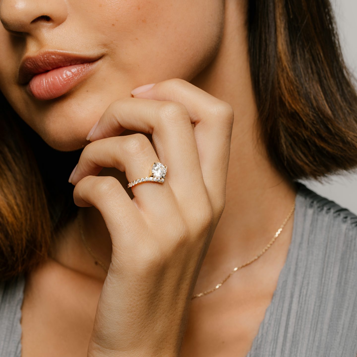 The Signature V | Round Brilliant | 18k | White Gold | bandAccent: Pavé | caratWeight: other | diamondOrientation: vertical