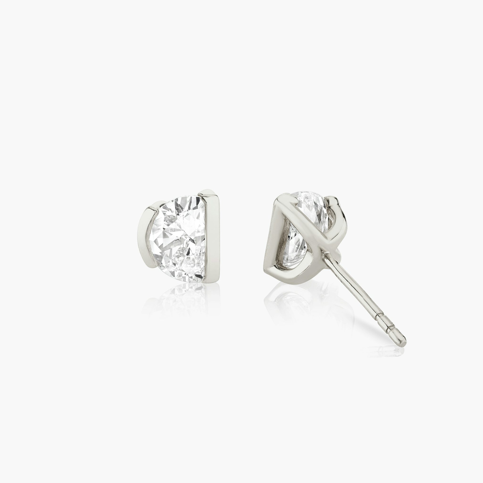 Pendiente Knife-Edge Semi-Bezel | Media Luna | 14k | Oro blanco | caratWeight: 0.75ct