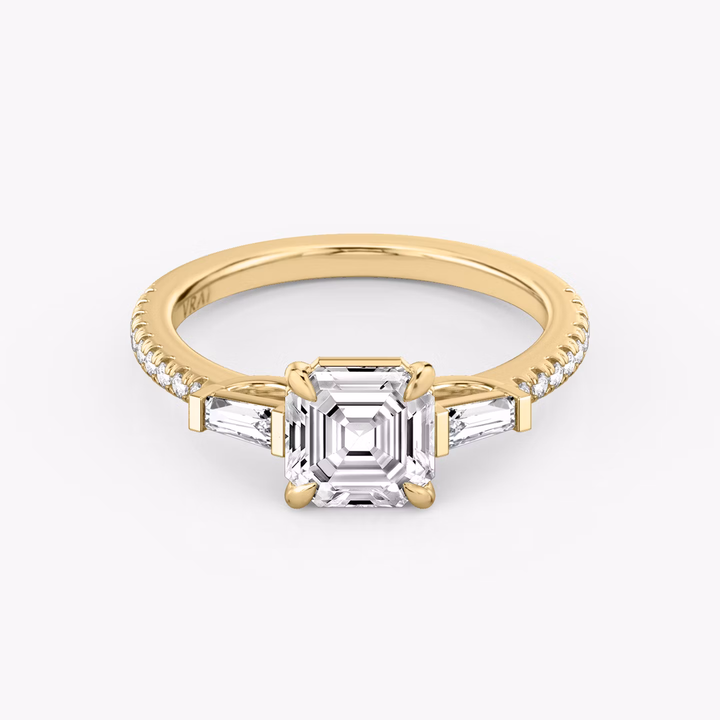 Three Stone | Asscher | 18k | Gelbgold | bandAccent: Mit Pavé-Besatz | sideStoneCarat: 0.10ct | sideStoneShape: Konisches Baguette | diamondOrientation: vertical | caratWeight: other