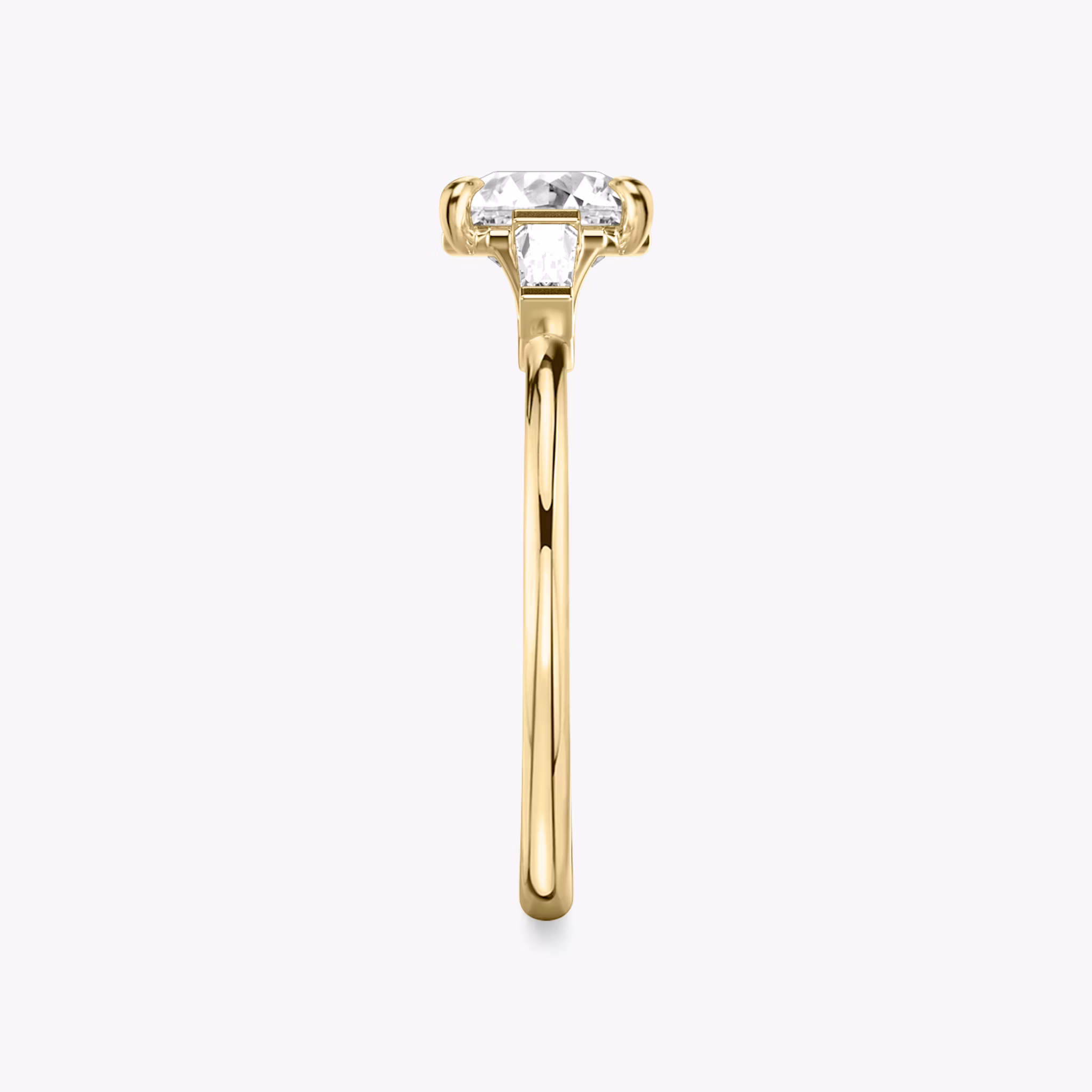 Three Stone | Asscher | 18k | Gelbgold | bandAccent: Ohne Pavé-Besatz | sideStoneCarat: 0.10ct | sideStoneShape: Konisches Baguette | diamondOrientation: vertical | caratWeight: other