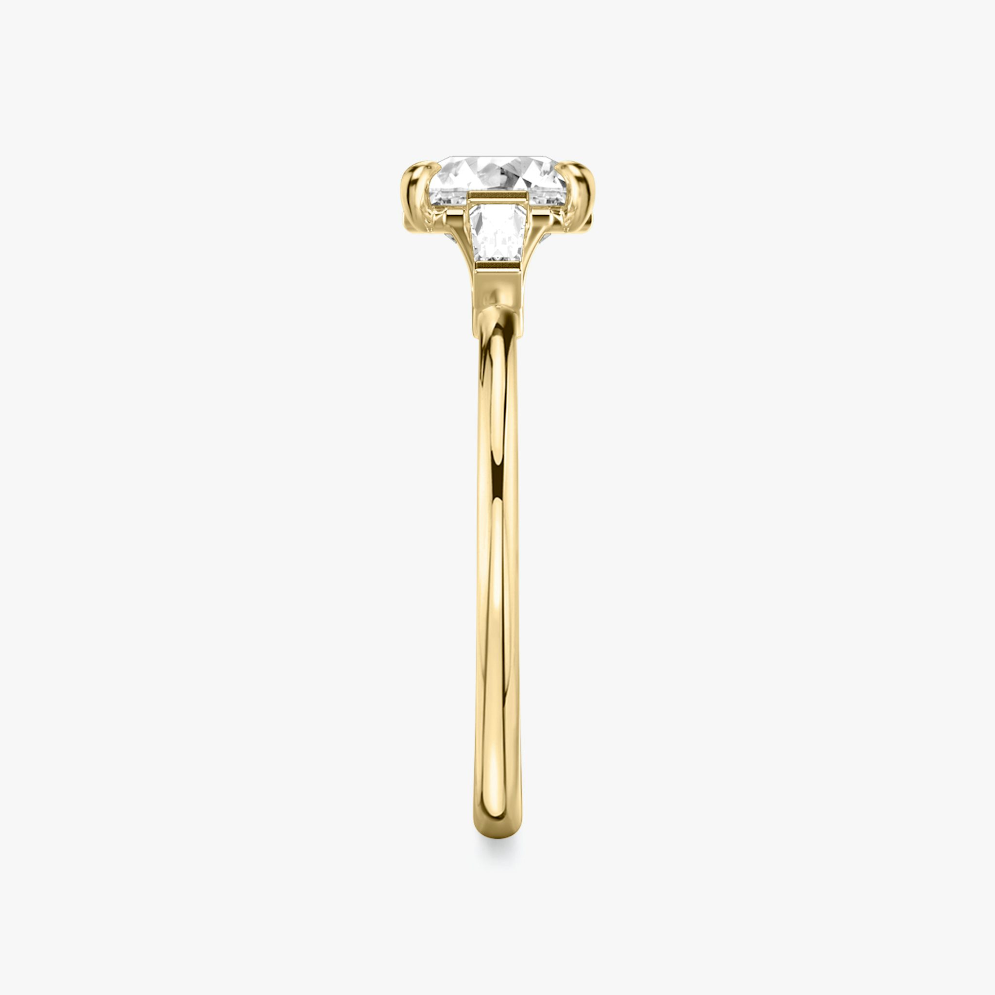 Three Stone | Asscher | 18k | Gelbgold | bandAccent: Ohne Pavé-Besatz | sideStoneCarat: 0.10ct | sideStoneShape: Konisches Baguette | diamondOrientation: vertical | caratWeight: other