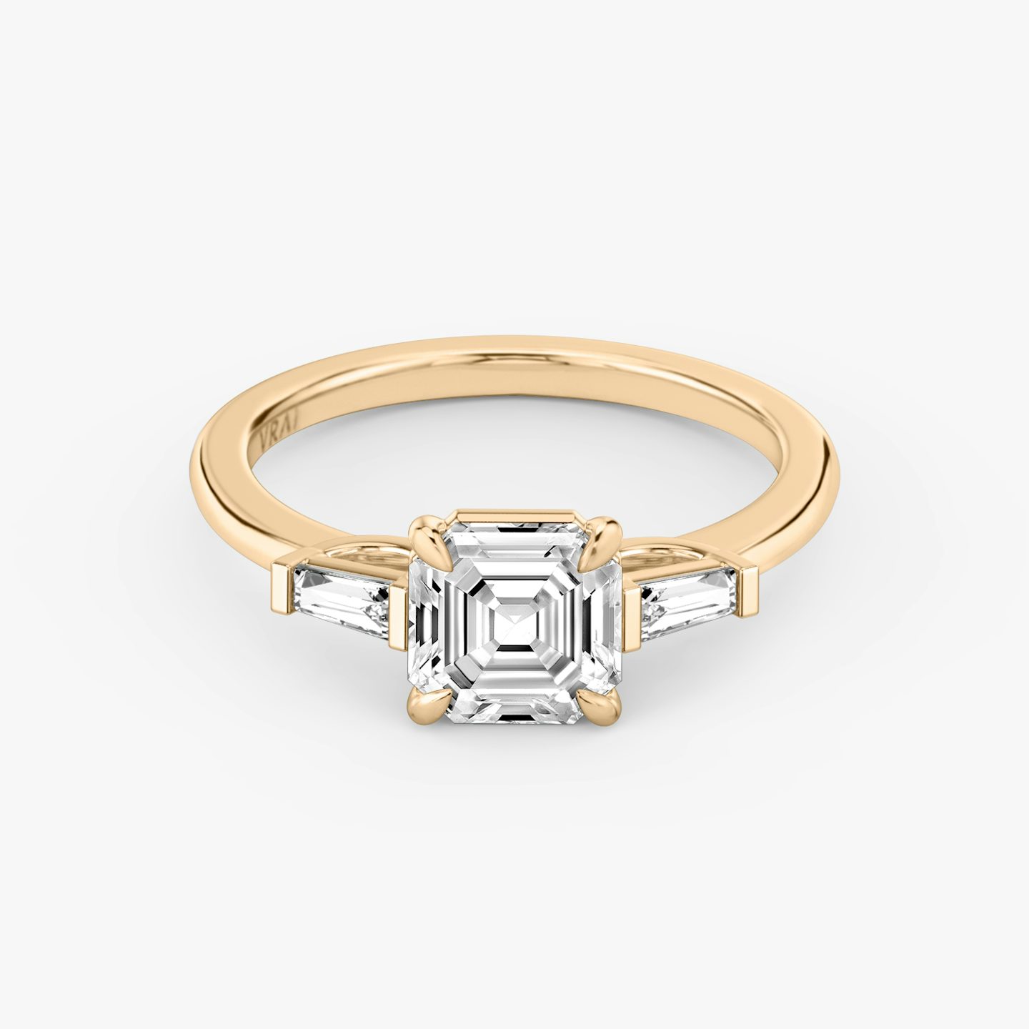 Three Stone | Asscher | 14k | Roségold | bandAccent: Ohne Pavé-Besatz | sideStoneCarat: 0.10ct | sideStoneShape: Konisches Baguette | diamondOrientation: vertical | caratWeight: other