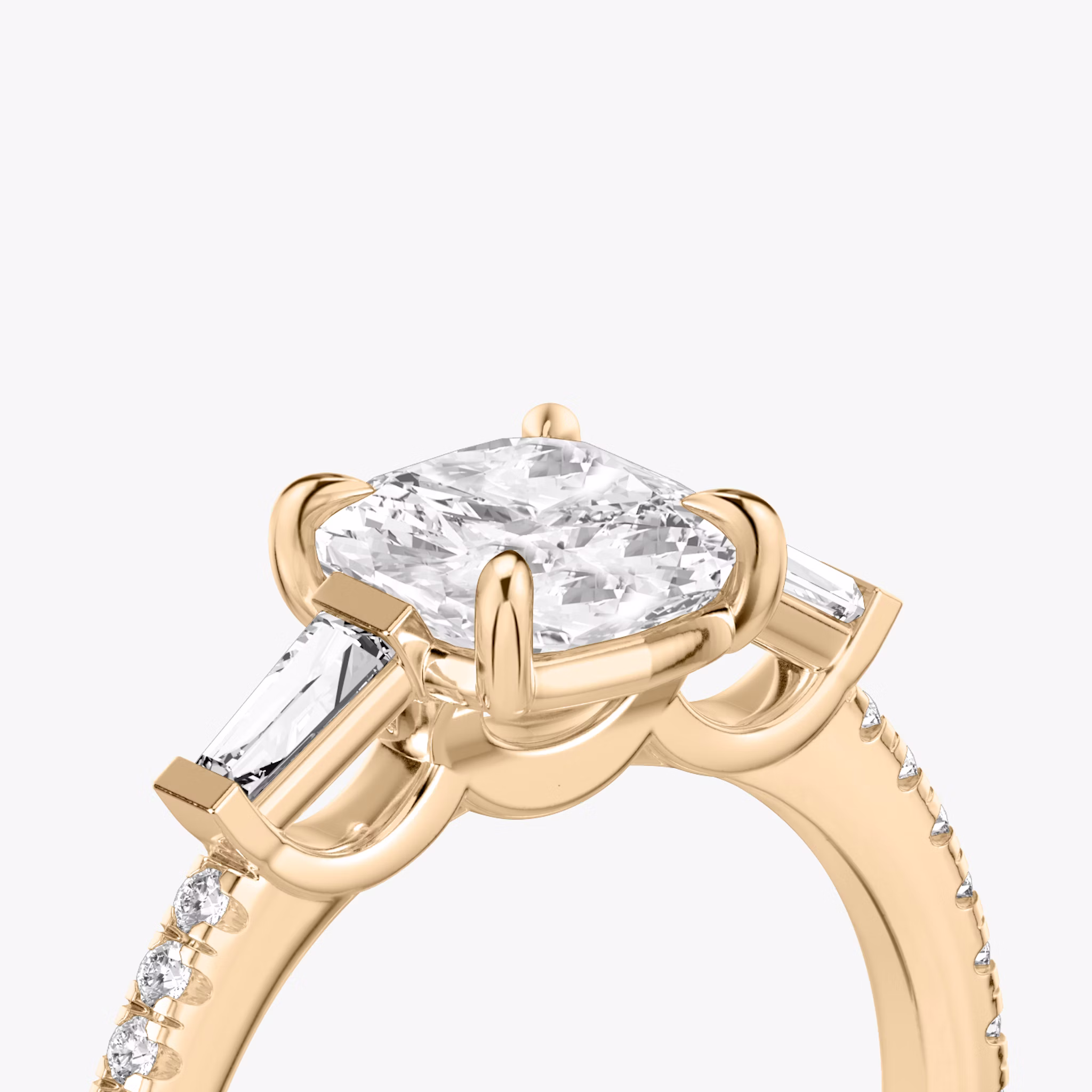 Three Stone | Cushion | 14k | Roségold | bandAccent: Mit Pavé-Besatz | sideStoneCarat: 0.10ct | sideStoneShape: Konisches Baguette | diamondOrientation: vertical | caratWeight: other
