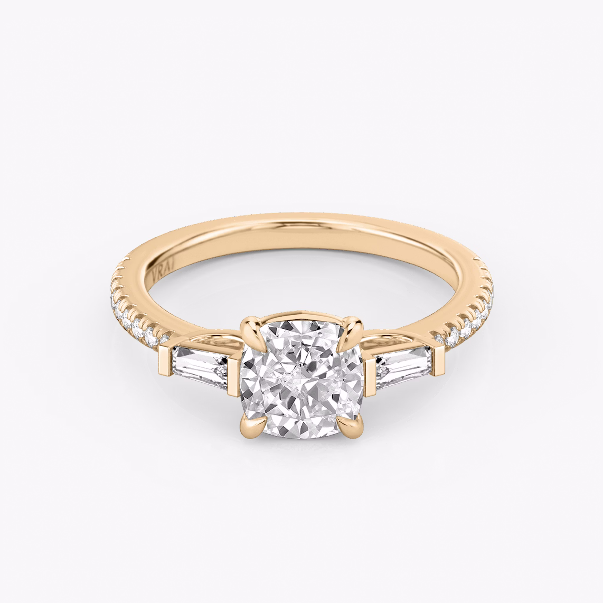 Three Stone | Cushion | 14k | Roségold | bandAccent: Mit Pavé-Besatz | sideStoneCarat: 0.10ct | sideStoneShape: Konisches Baguette | diamondOrientation: vertical | caratWeight: other