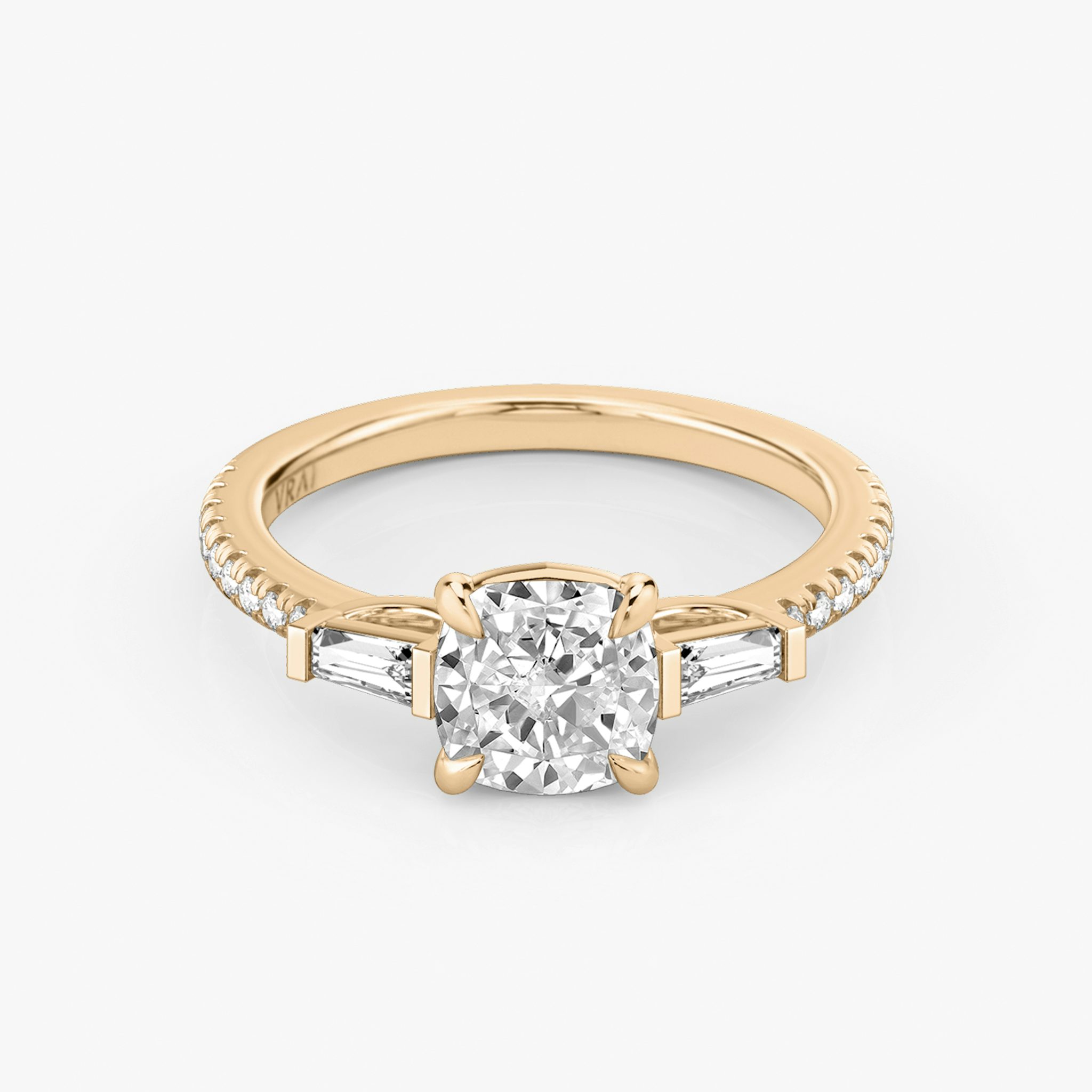Three Stone | Cushion | 14k | Roségold | bandAccent: Mit Pavé-Besatz | sideStoneCarat: 0.10ct | sideStoneShape: Konisches Baguette | diamondOrientation: vertical | caratWeight: other