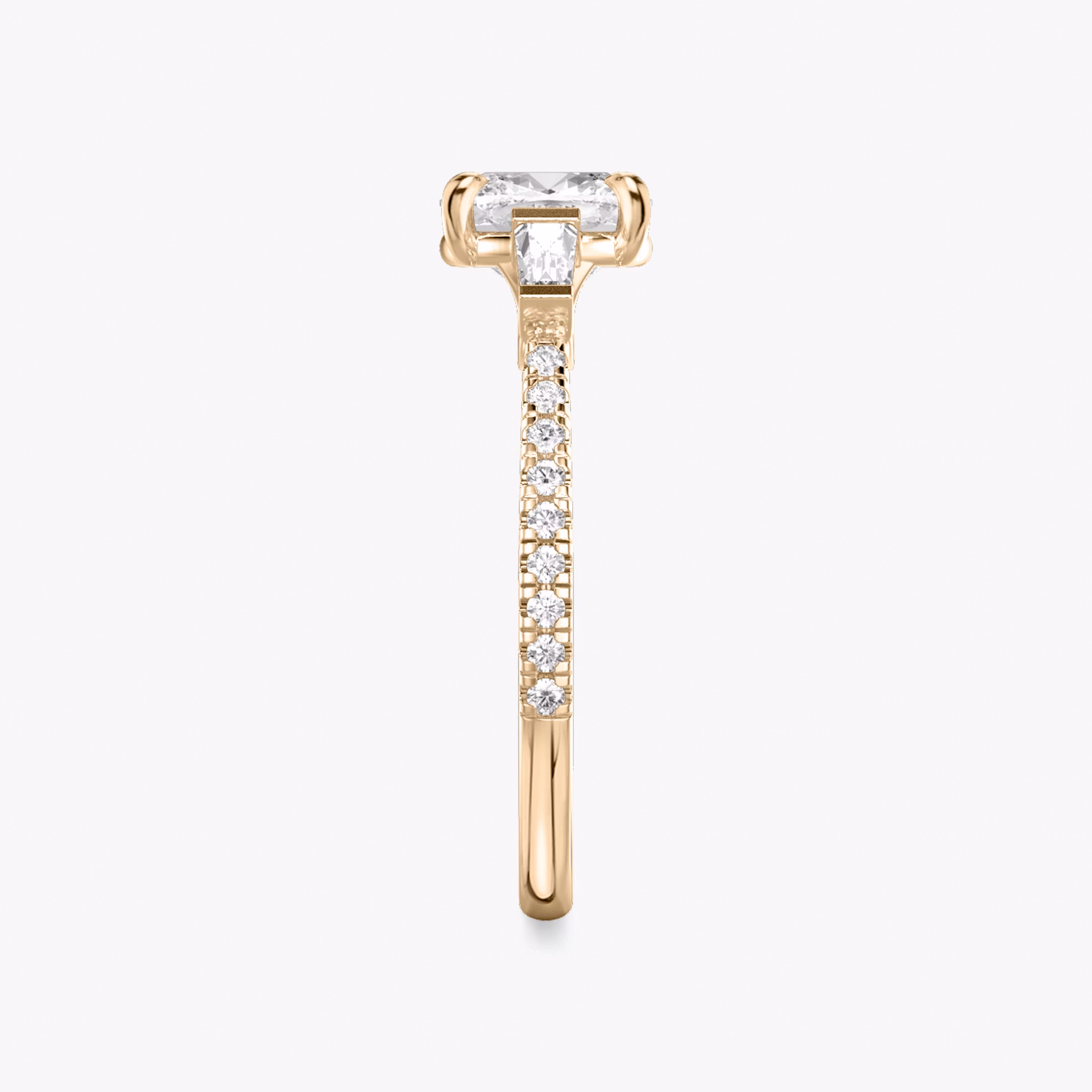 Three Stone | Cushion | 14k | Roségold | bandAccent: Mit Pavé-Besatz | sideStoneCarat: 0.10ct | sideStoneShape: Konisches Baguette | diamondOrientation: vertical | caratWeight: other
