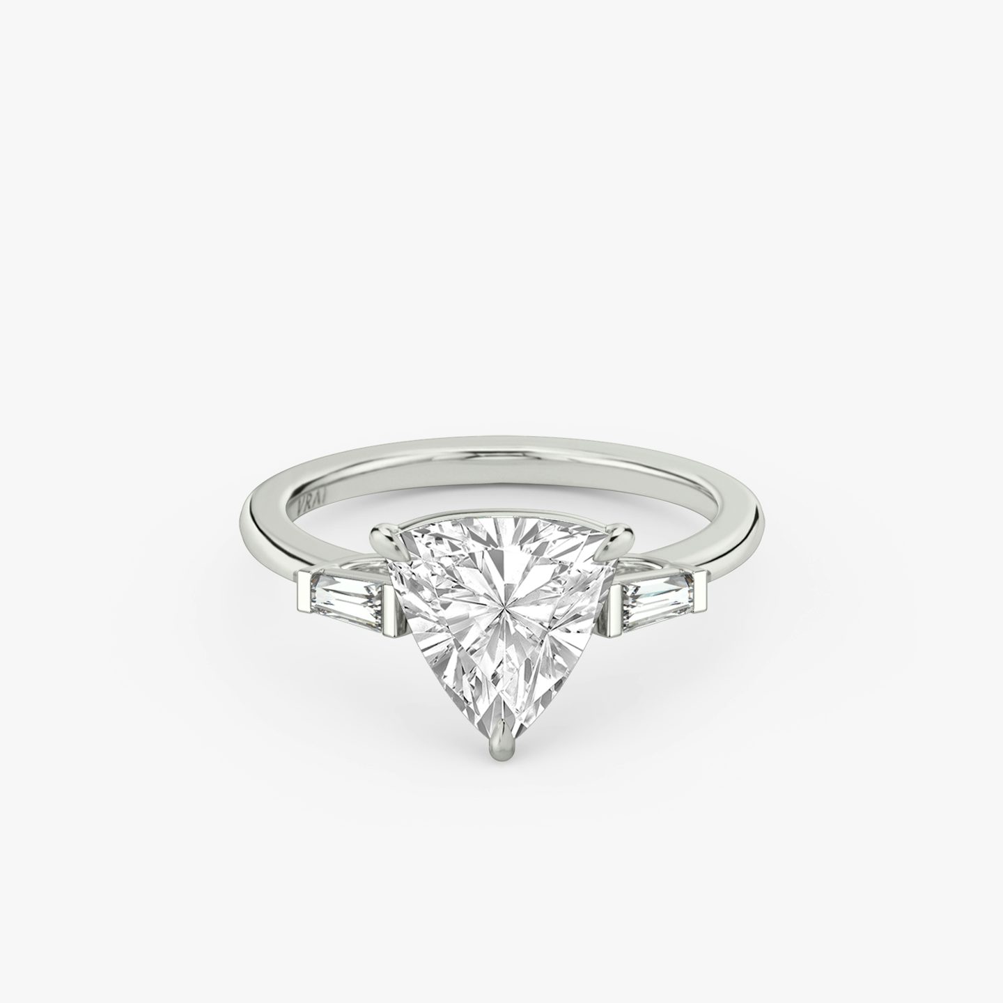 Three Stone | Trillant | 18k | Weißgold | bandAccent: Ohne Pavé-Besatz | sideStoneCarat: 0.10ct | sideStoneShape: Konisches Baguette | diamondOrientation: vertical | caratWeight: other