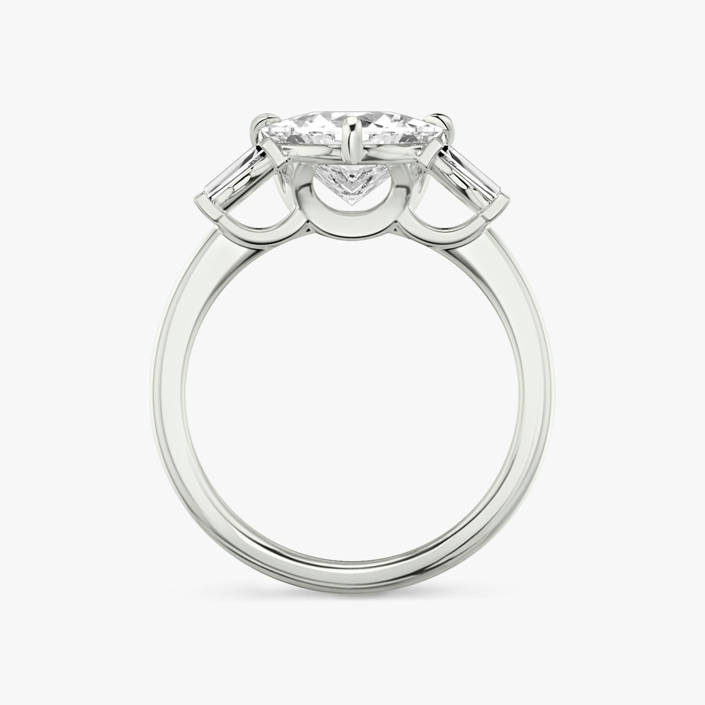 Three Stone | Trillant | 18k | Weißgold | bandAccent: Ohne Pavé-Besatz | sideStoneCarat: 0.10ct | sideStoneShape: Konisches Baguette | diamondOrientation: vertical | caratWeight: other