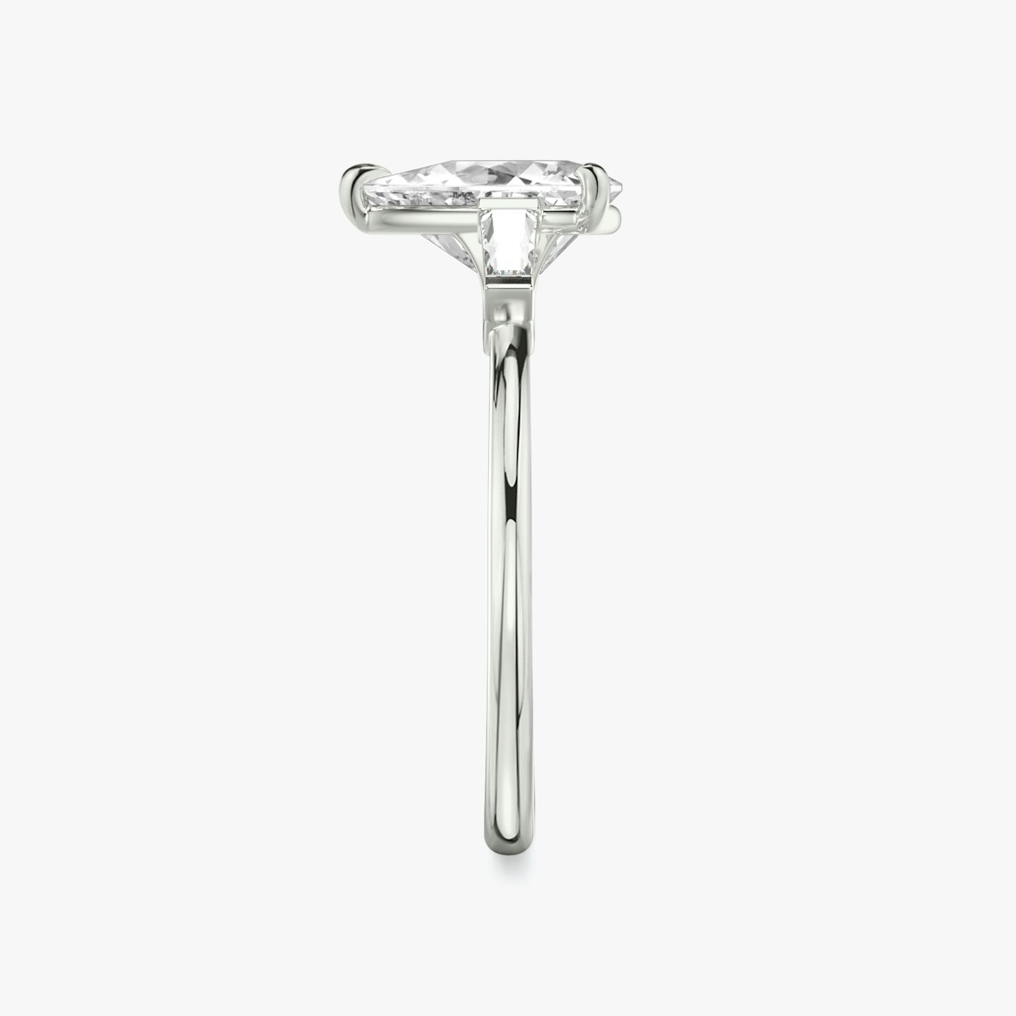 Three Stone | Trillant | 18k | Weißgold | bandAccent: Ohne Pavé-Besatz | sideStoneCarat: 0.10ct | sideStoneShape: Konisches Baguette | diamondOrientation: vertical | caratWeight: other
