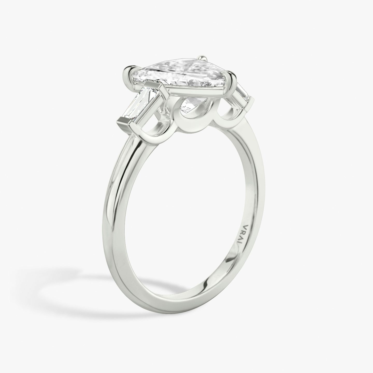 Three Stone | Trillant | 18k | Weißgold | bandAccent: Ohne Pavé-Besatz | sideStoneCarat: 0.10ct | sideStoneShape: Konisches Baguette | diamondOrientation: vertical | caratWeight: other