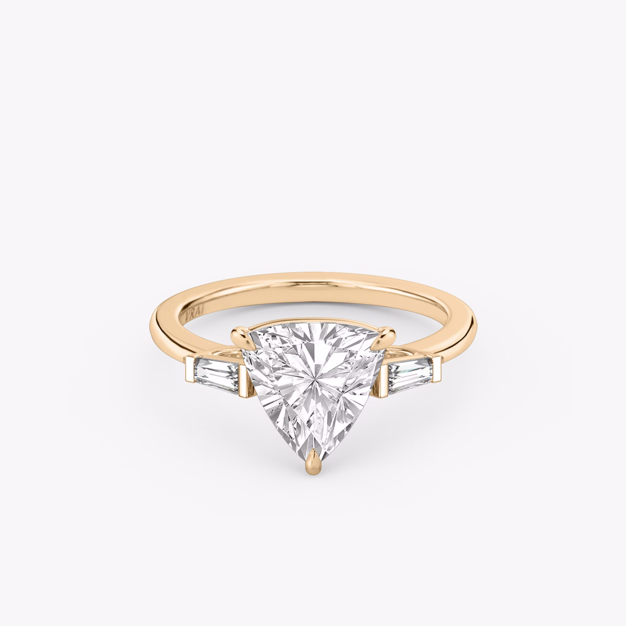 Three Stone | Trillant | 14k | Roségold | bandAccent: Ohne Pavé-Besatz | sideStoneCarat: 0.10ct | sideStoneShape: Konisches Baguette | diamondOrientation: vertical | caratWeight: other