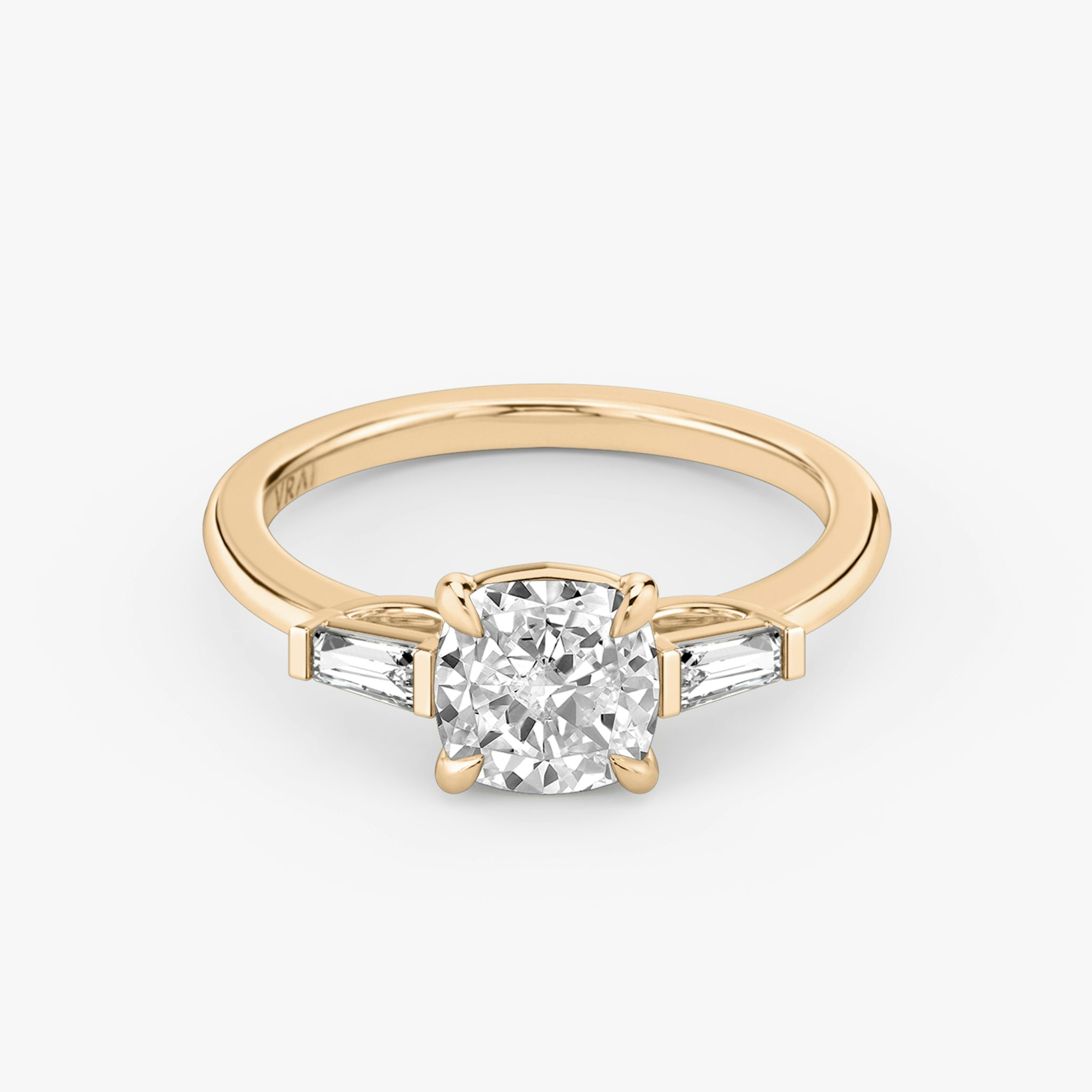Anillo de compromiso Three Stone | Cojín | 14k | Oro rosa | bandAccent: Simple | sideStoneCarat: 0.10ct | sideStoneShape: Baguette Cónica | diamondOrientation: vertical | caratWeight: other