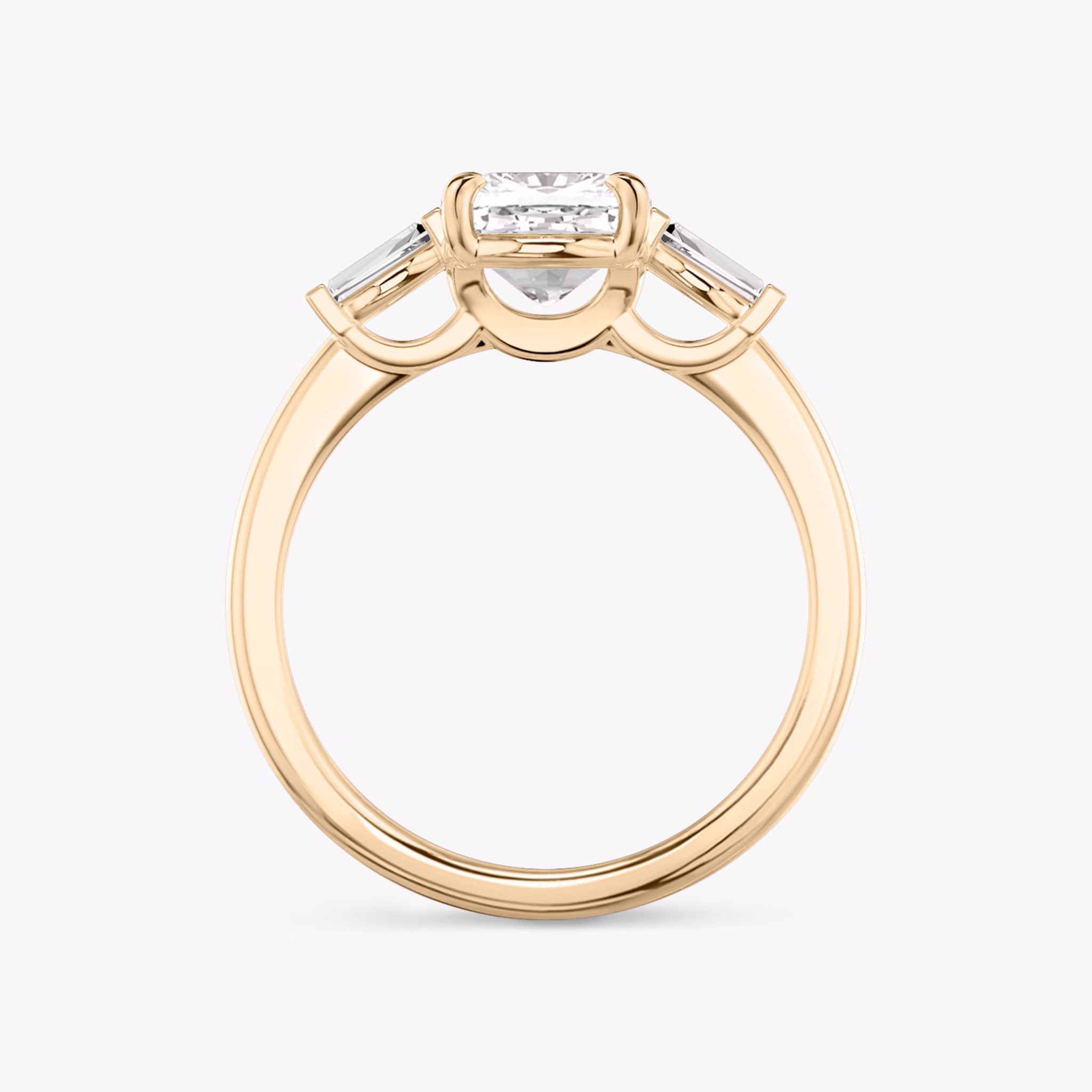 Anillo de compromiso Three Stone | Cojín | 14k | Oro rosa | bandAccent: Simple | sideStoneCarat: 0.10ct | sideStoneShape: Baguette Cónica | diamondOrientation: vertical | caratWeight: other