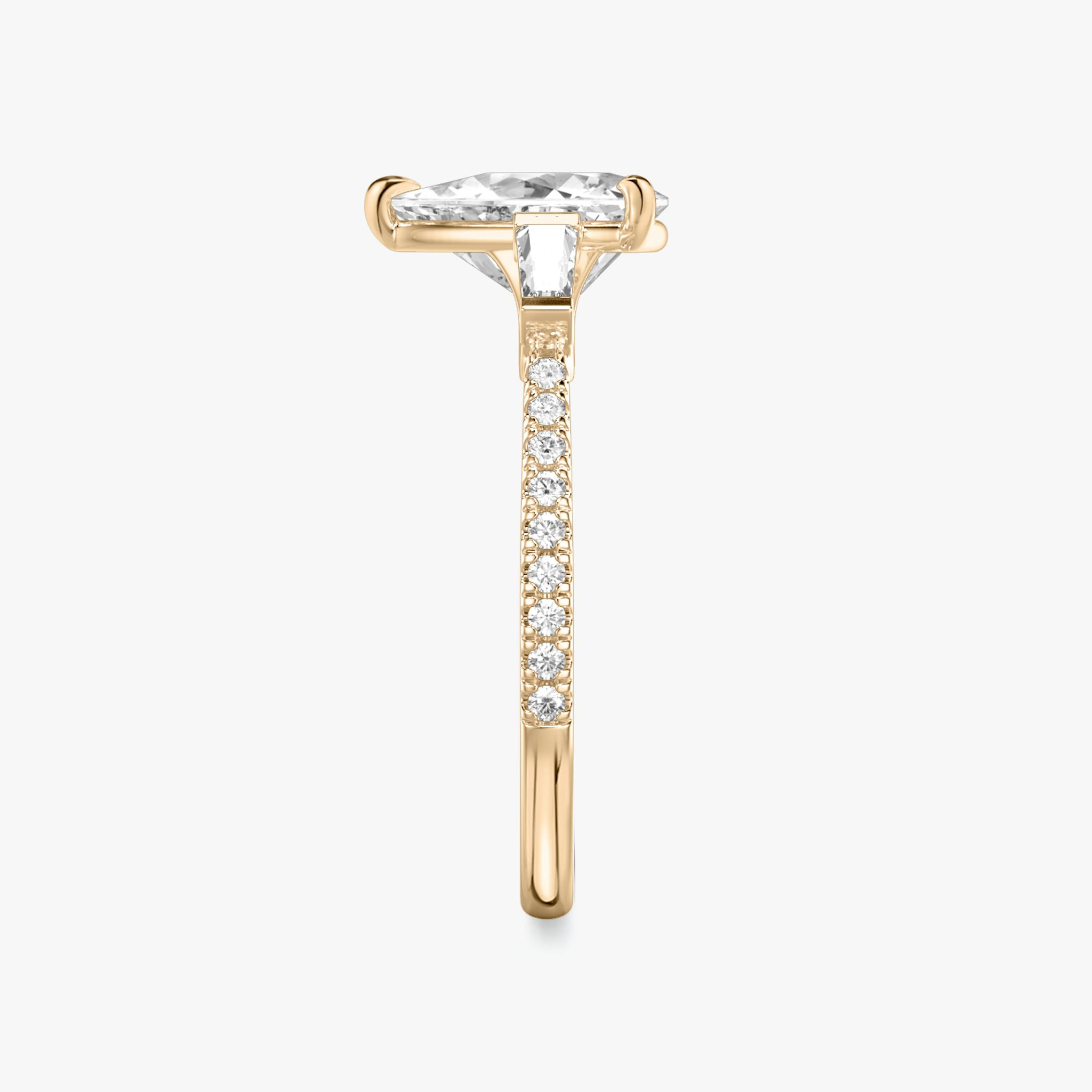 Three Stone | Trillant | 14k | Roségold | bandAccent: Mit Pavé-Besatz | sideStoneCarat: 0.10ct | sideStoneShape: Konisches Baguette | diamondOrientation: vertical | caratWeight: other