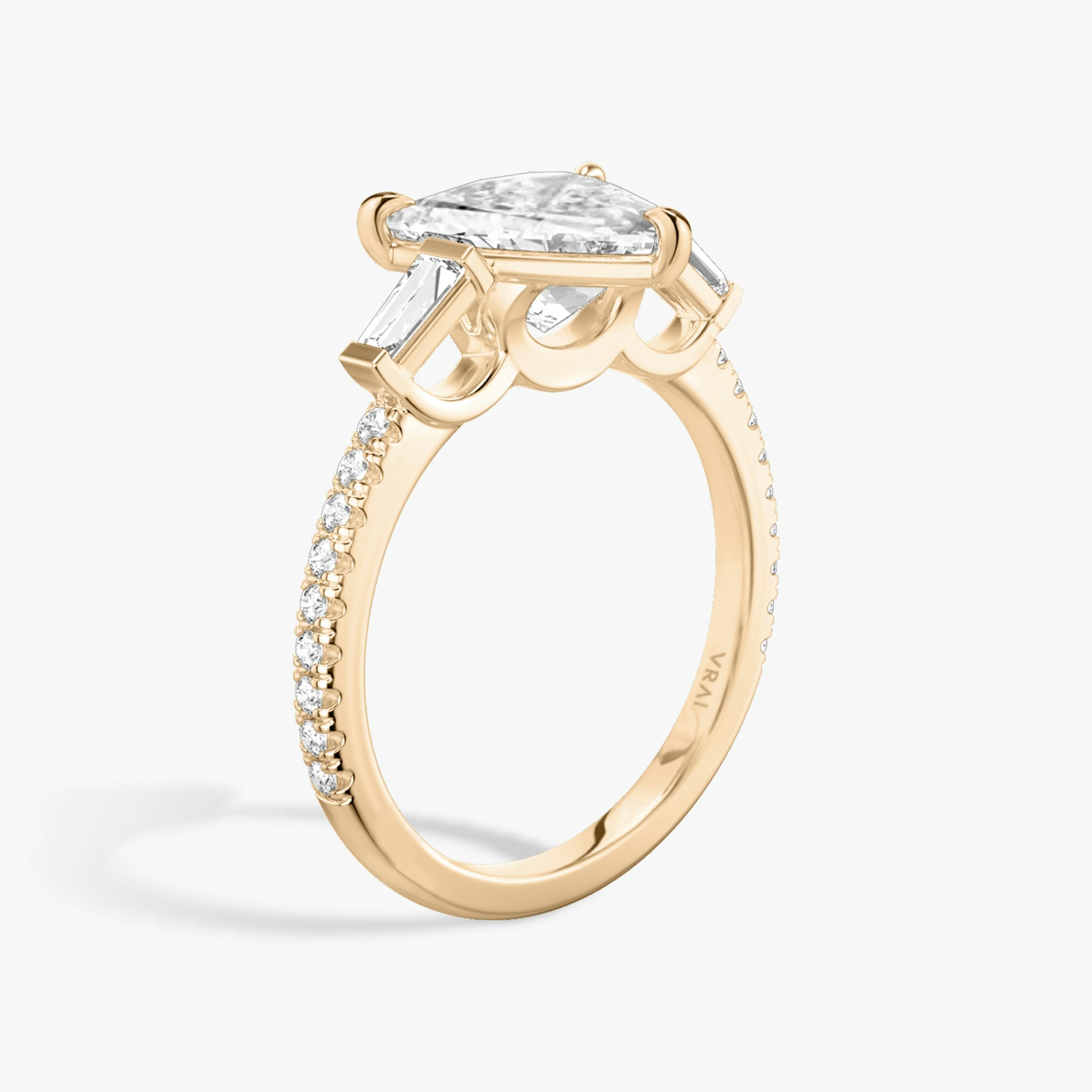 Three Stone | Trillant | 14k | Roségold | bandAccent: Mit Pavé-Besatz | sideStoneCarat: 0.10ct | sideStoneShape: Konisches Baguette | diamondOrientation: vertical | caratWeight: other