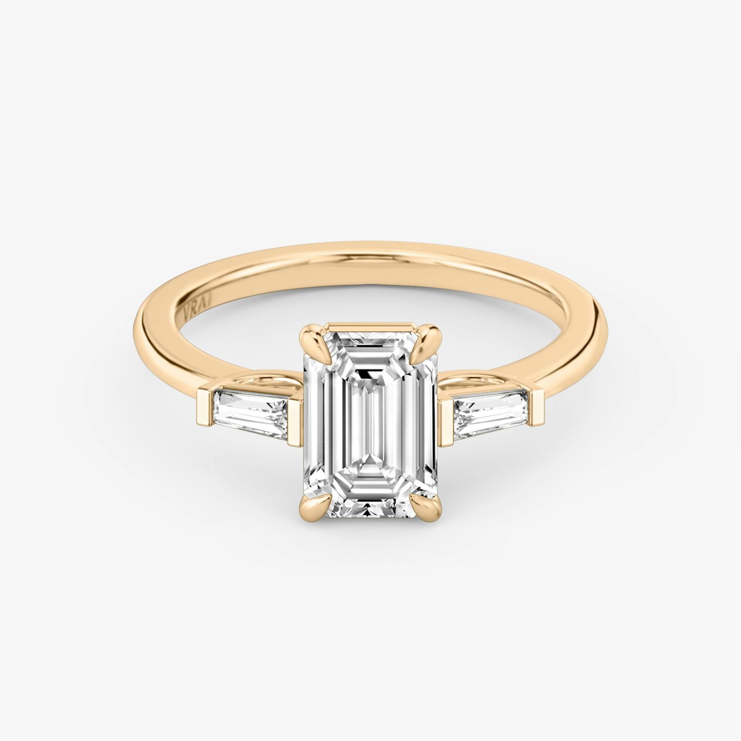 Three Stone | Emerald | 14k | Roségold | bandAccent: Ohne Pavé-Besatz | sideStoneCarat: 0.10ct | sideStoneShape: Konisches Baguette | diamondOrientation: vertical | caratWeight: other
