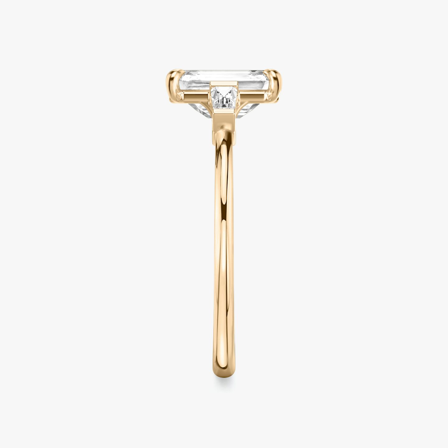 Three Stone | Emerald | 14k | Roségold | bandAccent: Ohne Pavé-Besatz | sideStoneCarat: 0.10ct | sideStoneShape: Konisches Baguette | diamondOrientation: vertical | caratWeight: other