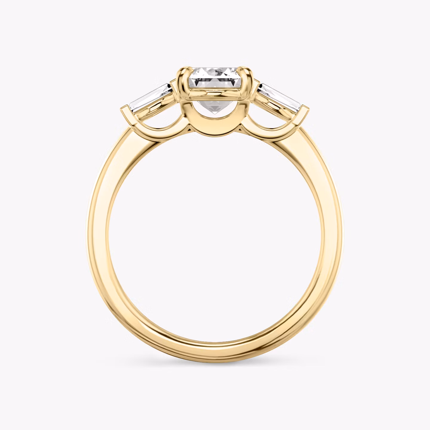Anillo de compromiso Three Stone | Esmeralda | 18k | Oro amarillo | bandAccent: Simple | sideStoneCarat: 0.10ct | sideStoneShape: Baguette Cónica | diamondOrientation: vertical | caratWeight: other