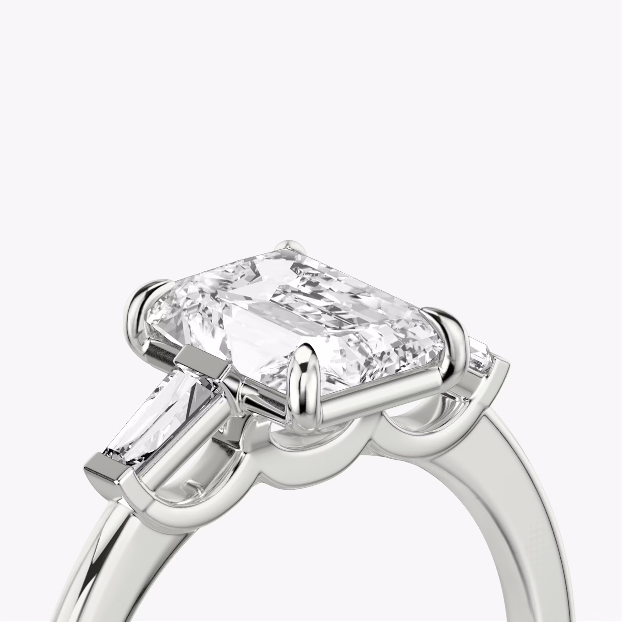 Anillo de compromiso Three Stone | Radiante | Platino | bandAccent: Simple | sideStoneCarat: 0.10ct | sideStoneShape: Baguette Cónica | diamondOrientation: vertical | caratWeight: other