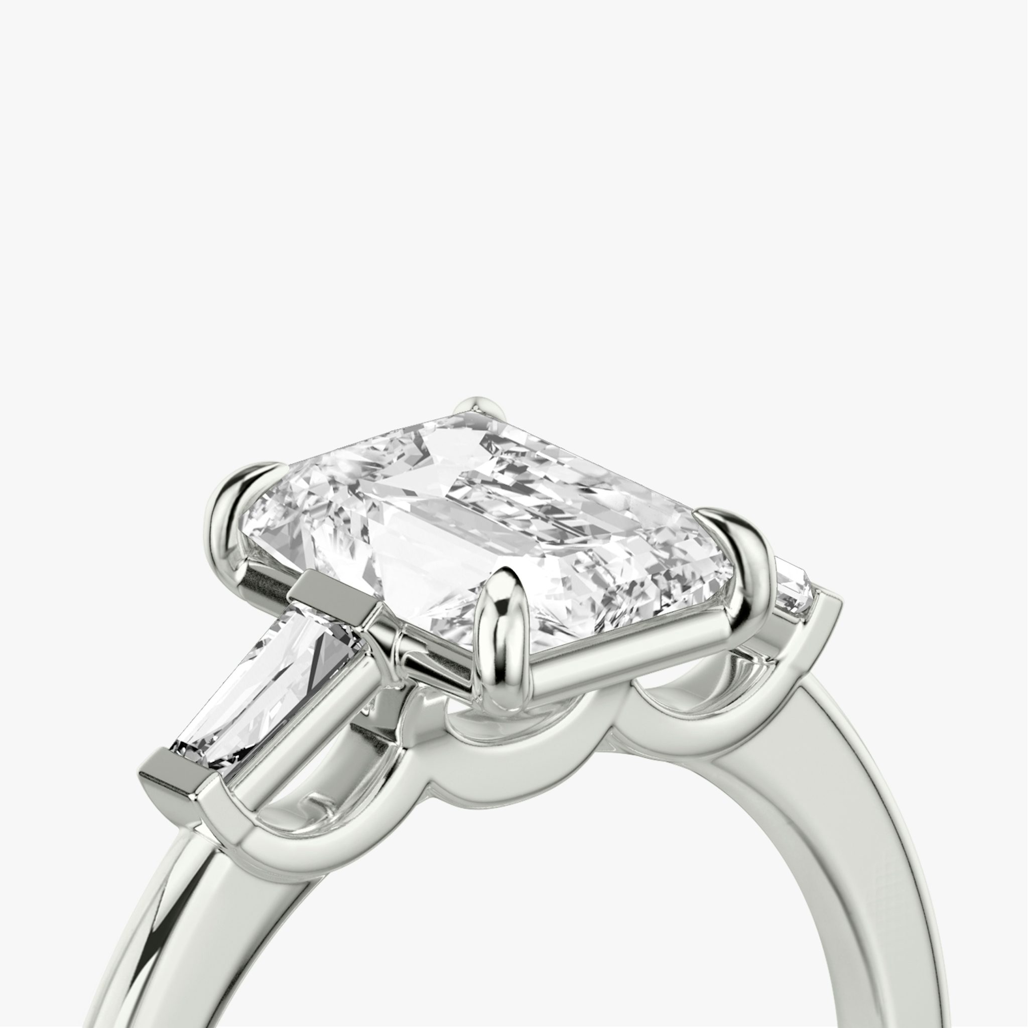 Anillo de compromiso Three Stone | Radiante | Platino | bandAccent: Simple | sideStoneCarat: 0.10ct | sideStoneShape: Baguette Cónica | diamondOrientation: vertical | caratWeight: other