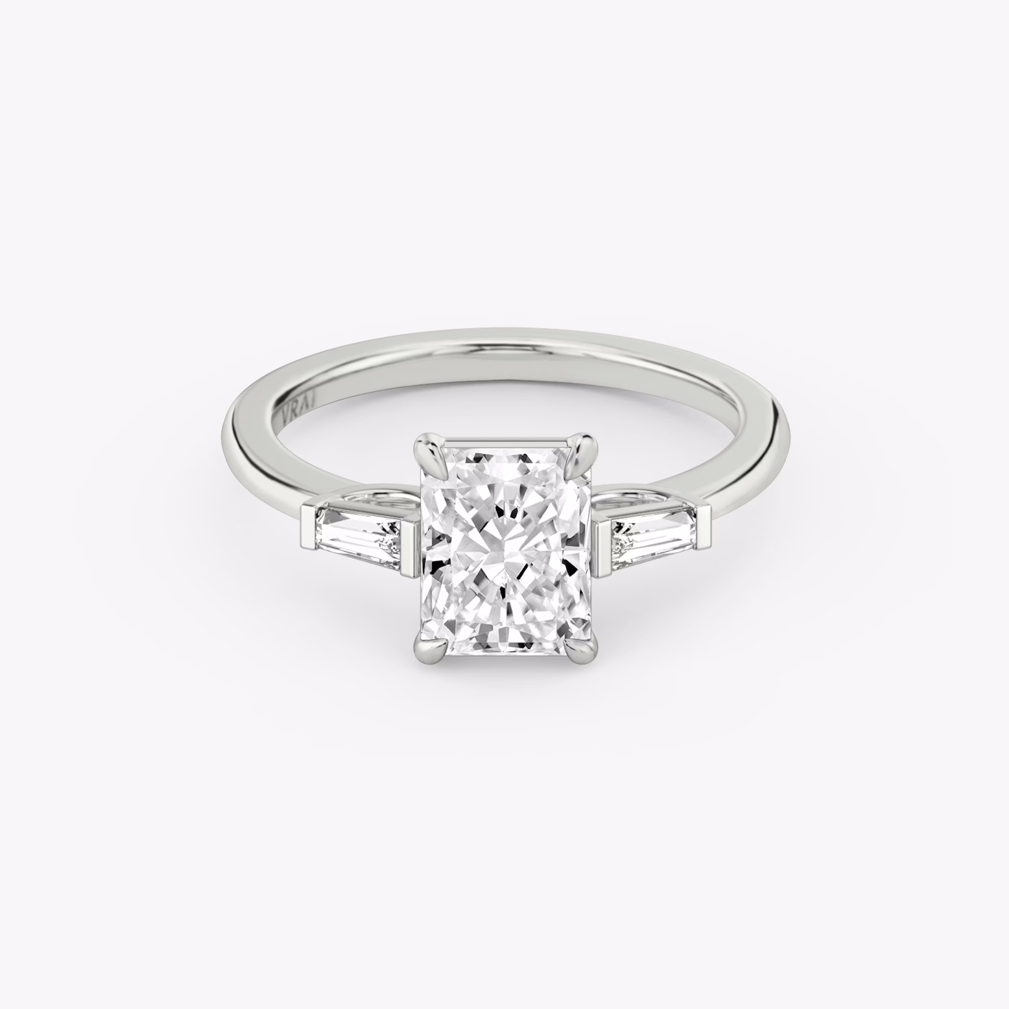 Anillo de compromiso Three Stone | Radiante | Platino | bandAccent: Simple | sideStoneCarat: 0.10ct | sideStoneShape: Baguette Cónica | diamondOrientation: vertical | caratWeight: other