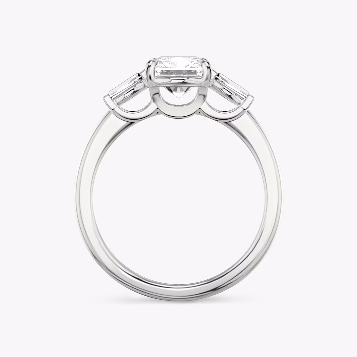Three Stone | Radiant | Platin | bandAccent: Ohne Pavé-Besatz | sideStoneCarat: 0.10ct | sideStoneShape: Konisches Baguette | diamondOrientation: vertical | caratWeight: other