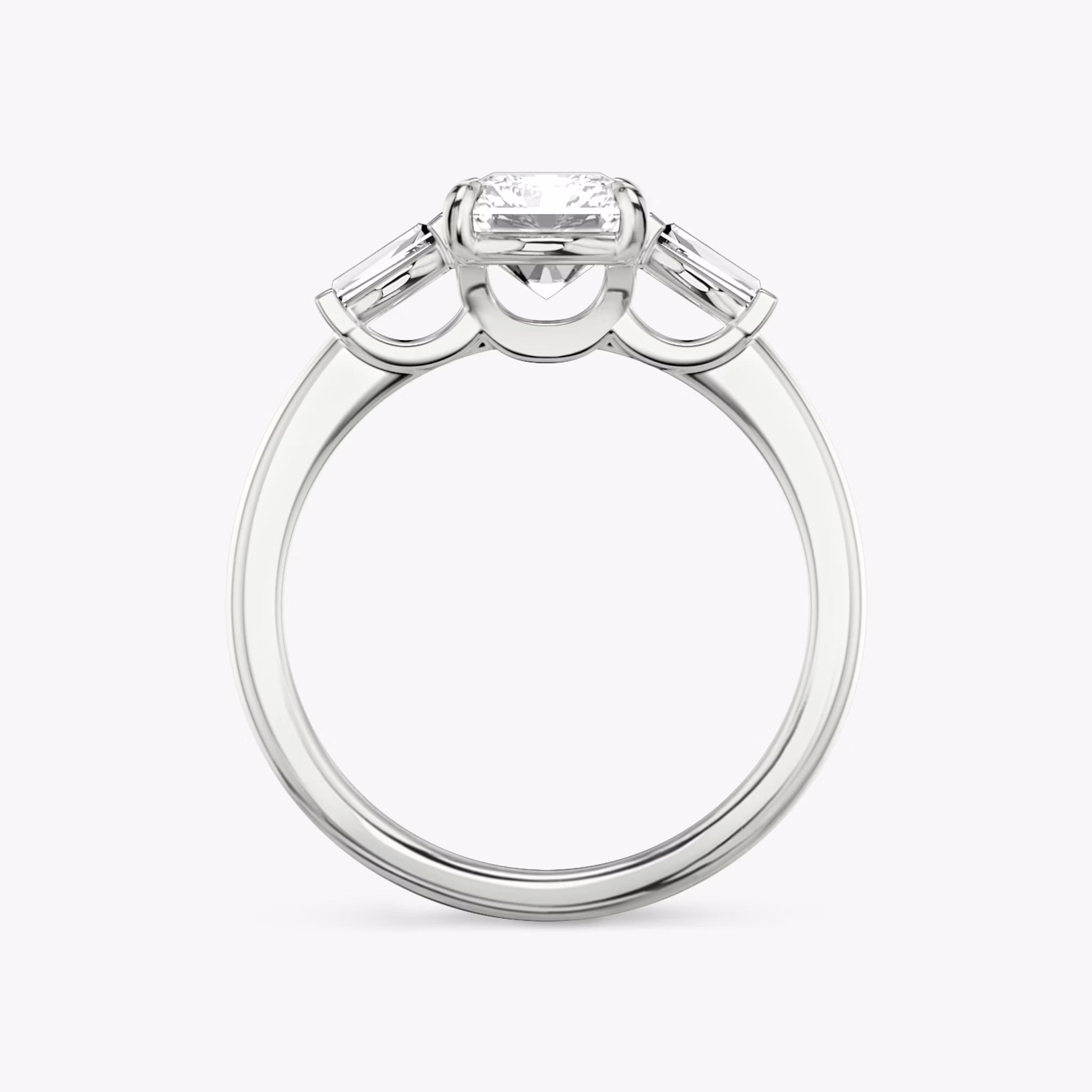 Anillo de compromiso Three Stone | Radiante | Platino | bandAccent: Simple | sideStoneCarat: 0.10ct | sideStoneShape: Baguette Cónica | diamondOrientation: vertical | caratWeight: other