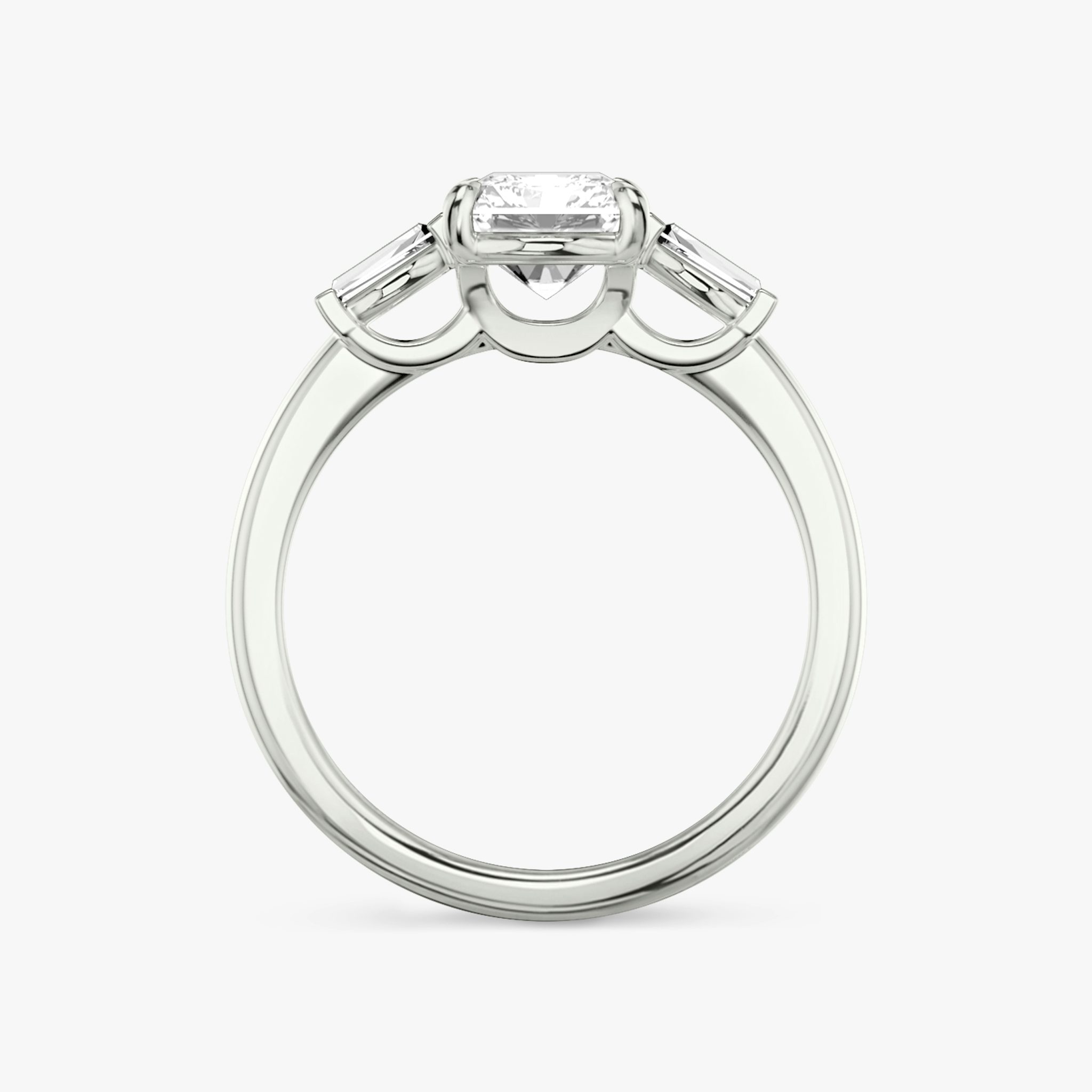 Anillo de compromiso Three Stone | Radiante | Platino | bandAccent: Simple | sideStoneCarat: 0.10ct | sideStoneShape: Baguette Cónica | diamondOrientation: vertical | caratWeight: other
