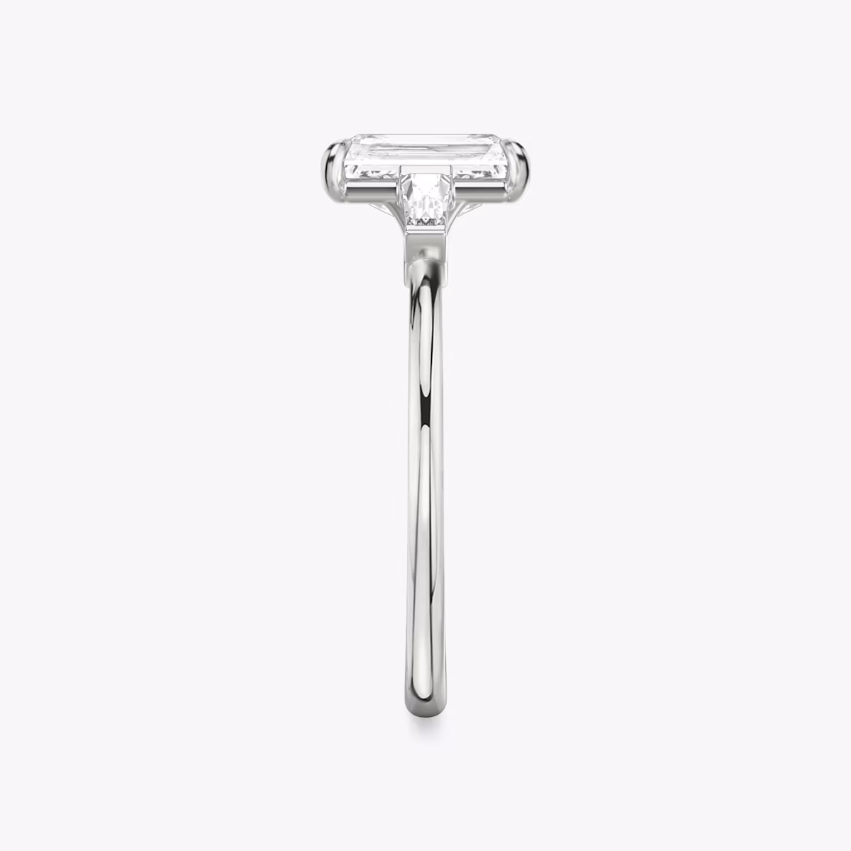 Three Stone | Radiant | Platin | bandAccent: Ohne Pavé-Besatz | sideStoneCarat: 0.10ct | sideStoneShape: Konisches Baguette | diamondOrientation: vertical | caratWeight: other
