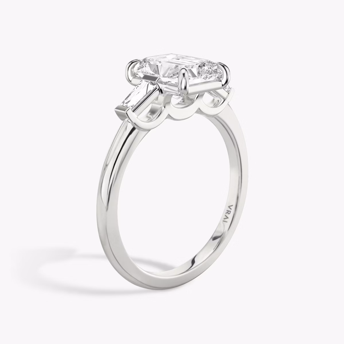 Three Stone | Radiant | Platin | bandAccent: Ohne Pavé-Besatz | sideStoneCarat: 0.10ct | sideStoneShape: Konisches Baguette | diamondOrientation: vertical | caratWeight: other